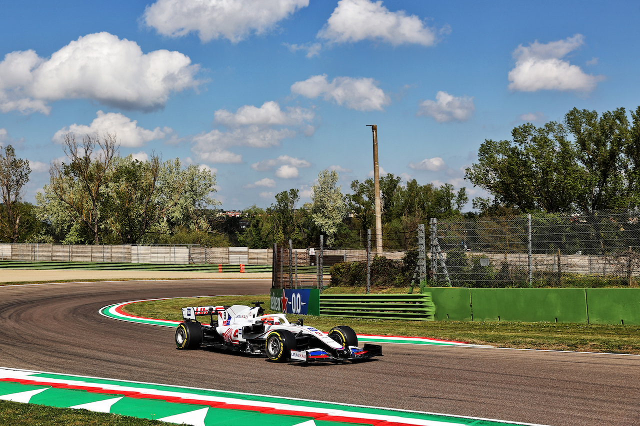 GP IMOLA, Nikita Mazepin (RUS) Haas F1 Team VF-21.
16.04.2021. Formula 1 World Championship, Rd 2, Emilia Romagna Grand Prix, Imola, Italy, Practice Day.
- www.xpbimages.com, EMail: requests@xpbimages.com © Copyright: Batchelor / XPB Images