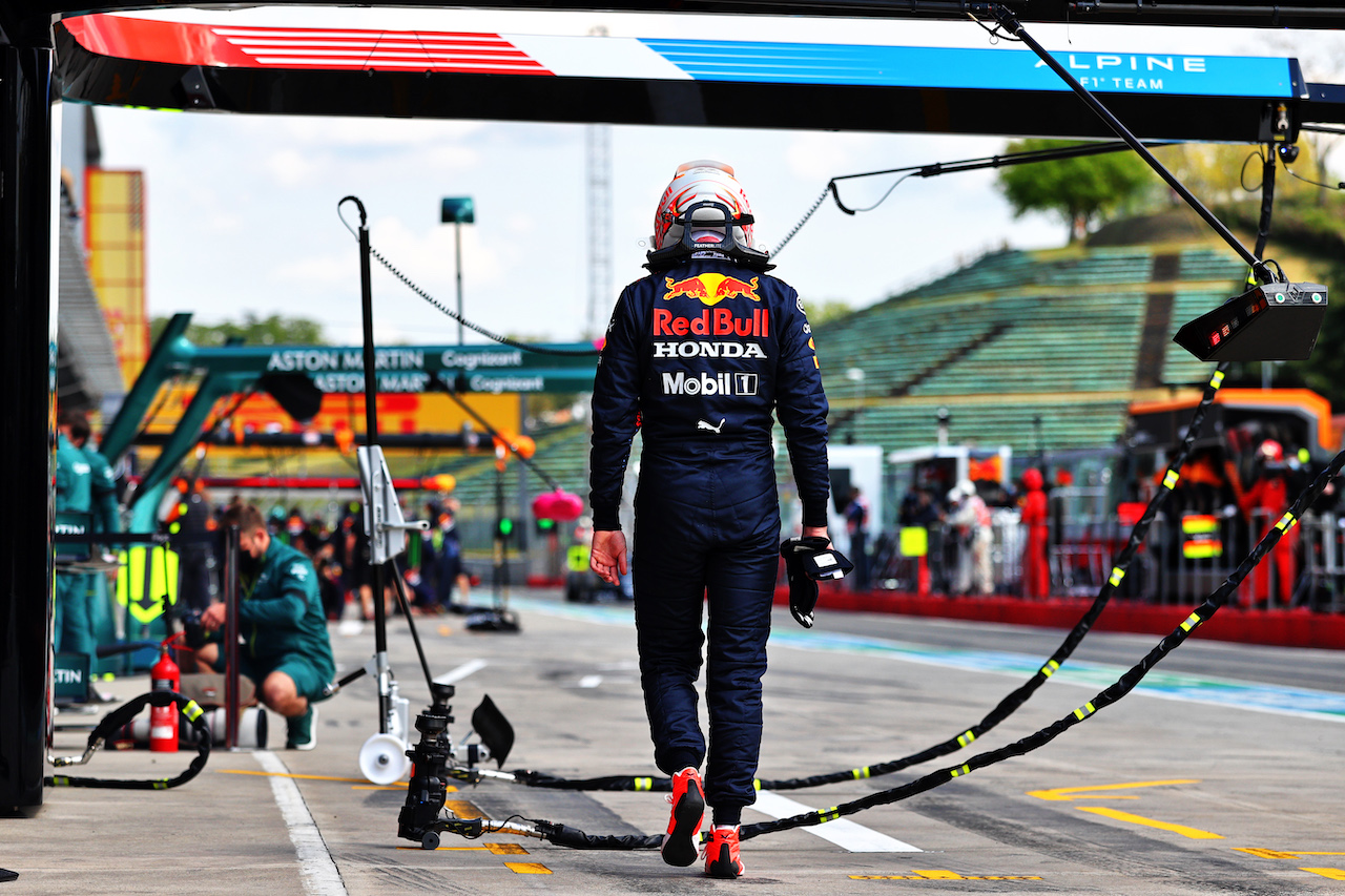 GP IMOLA, Max Verstappen (NLD) Red Bull Racing stopped in the second practice session.
16.04.2021. Formula 1 World Championship, Rd 2, Emilia Romagna Grand Prix, Imola, Italy, Practice Day.
- www.xpbimages.com, EMail: requests@xpbimages.com © Copyright: Moy / XPB Images