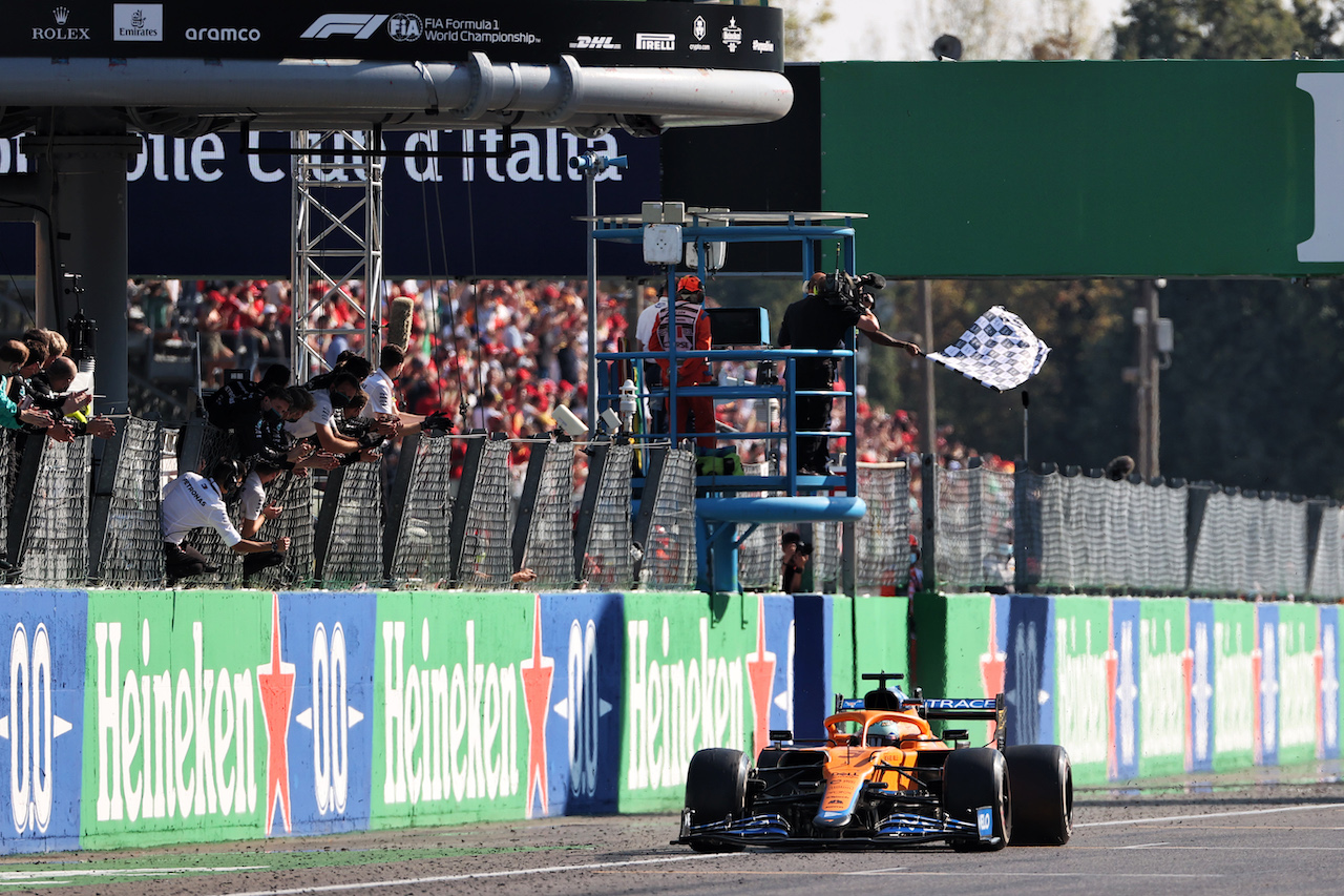 GP ITALIA, Gara winner Daniel Ricciardo (AUS) McLaren MCL35M celebrates as he takes the chequered flag at the end of the race.
12.09.2021. Formula 1 World Championship, Rd 14, Italian Grand Prix, Monza, Italy, Gara Day.
- www.xpbimages.com, EMail: requests@xpbimages.com © Copyright: Charniaux / XPB Images