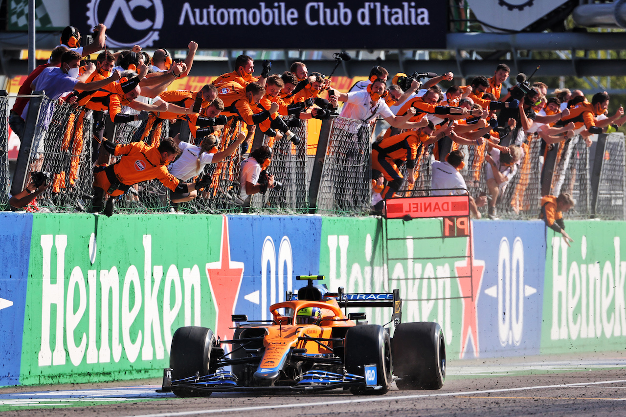 GP ITALIA, Lando Norris (GBR) McLaren MCL35M celebrates his second position as he passes the team at the end of the race.
12.09.2021. Formula 1 World Championship, Rd 14, Italian Grand Prix, Monza, Italy, Gara Day.
- www.xpbimages.com, EMail: requests@xpbimages.com © Copyright: Charniaux / XPB Images