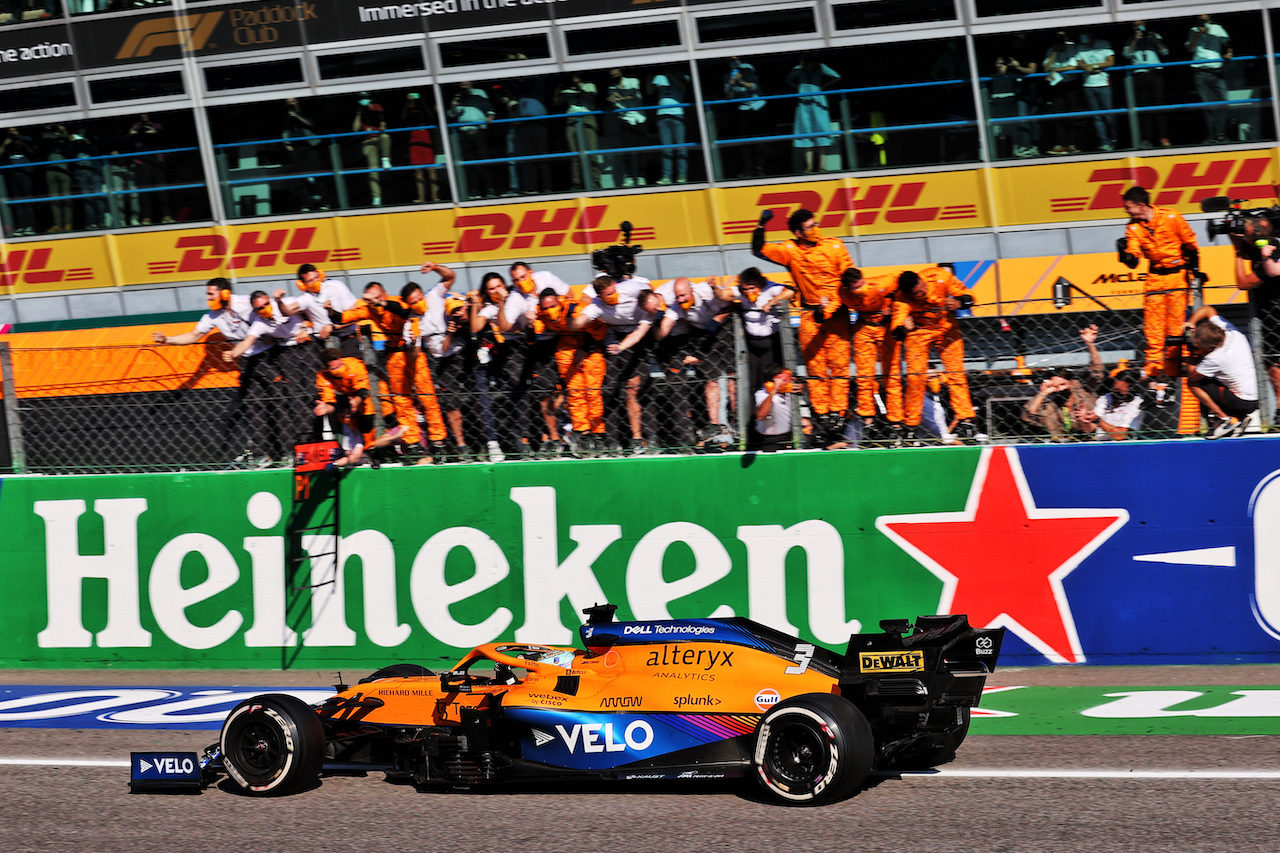 GP ITALIA, Gara winner Daniel Ricciardo (AUS) McLaren MCL35M celebrates as he passes the team at the end of the race.
12.09.2021. Formula 1 World Championship, Rd 14, Italian Grand Prix, Monza, Italy, Gara Day.
- www.xpbimages.com, EMail: requests@xpbimages.com © Copyright: Batchelor / XPB Images