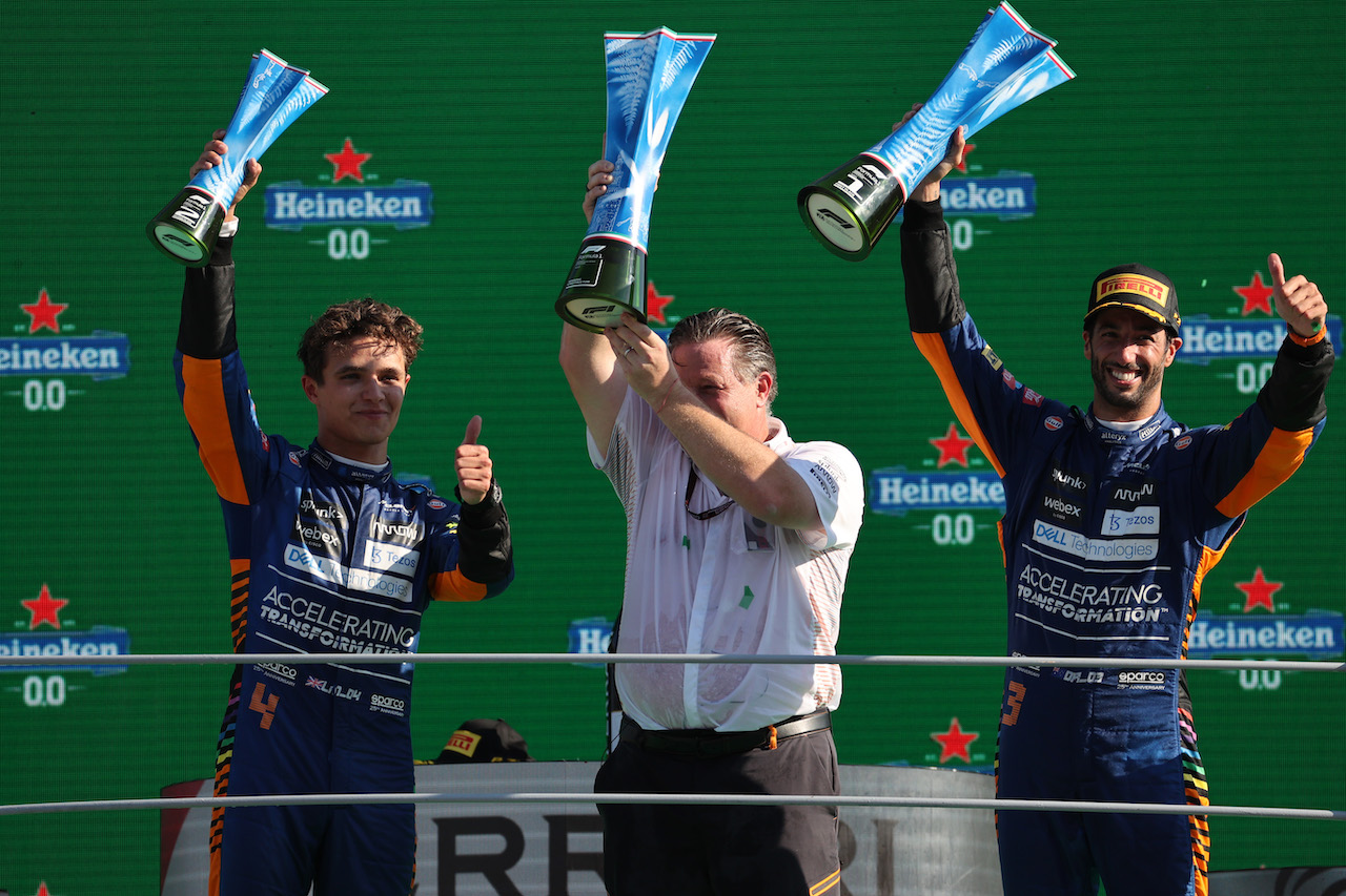 GP ITALIA, 2nd place Lando Norris (GBR) McLaren MCL35M with Zak Brown (USA) McLaren Executive Director e 1st place Daniel Ricciardo (AUS) McLaren MCL35M.
12.09.2021. Formula 1 World Championship, Rd 14, Italian Grand Prix, Monza, Italy, Gara Day.
- www.xpbimages.com, EMail: requests@xpbimages.com © Copyright: Batchelor / XPB Images