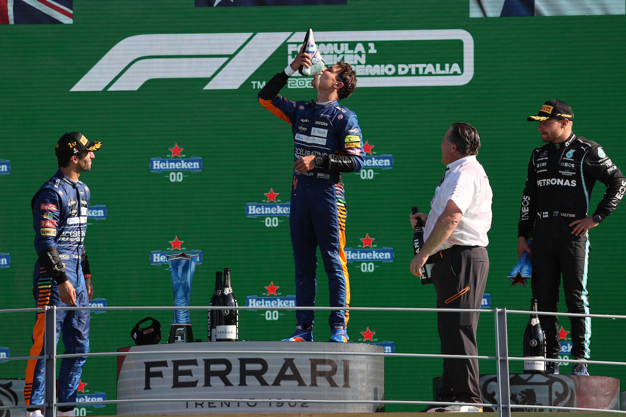 GP ITALIA, 2nd place Lando Norris (GBR) McLaren MCL35M with Zak Brown (USA) McLaren Executive Director, 1st place Daniel Ricciardo (AUS) McLaren MCL35M e 3rd place Valtteri Bottas (FIN) Mercedes AMG F1 W12.
12.09.2021. Formula 1 World Championship, Rd 14, Italian Grand Prix, Monza, Italy, Gara Day.
- www.xpbimages.com, EMail: requests@xpbimages.com © Copyright: Batchelor / XPB Images