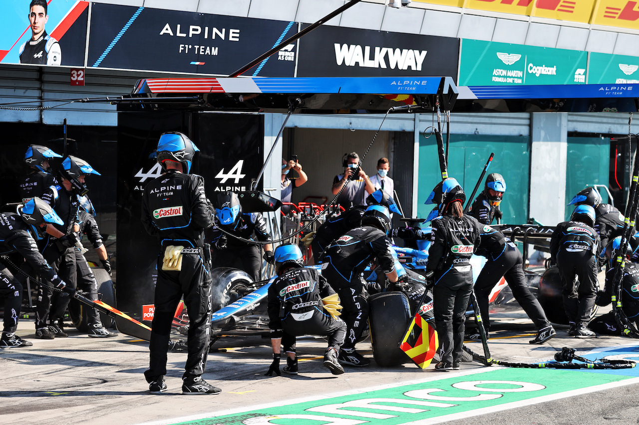 GP ITALIA, Fernando Alonso (ESP) Alpine F1 Team A521 makes a pit stop.
12.09.2021. Formula 1 World Championship, Rd 14, Italian Grand Prix, Monza, Italy, Gara Day.
- www.xpbimages.com, EMail: requests@xpbimages.com © Copyright: Moy / XPB Images