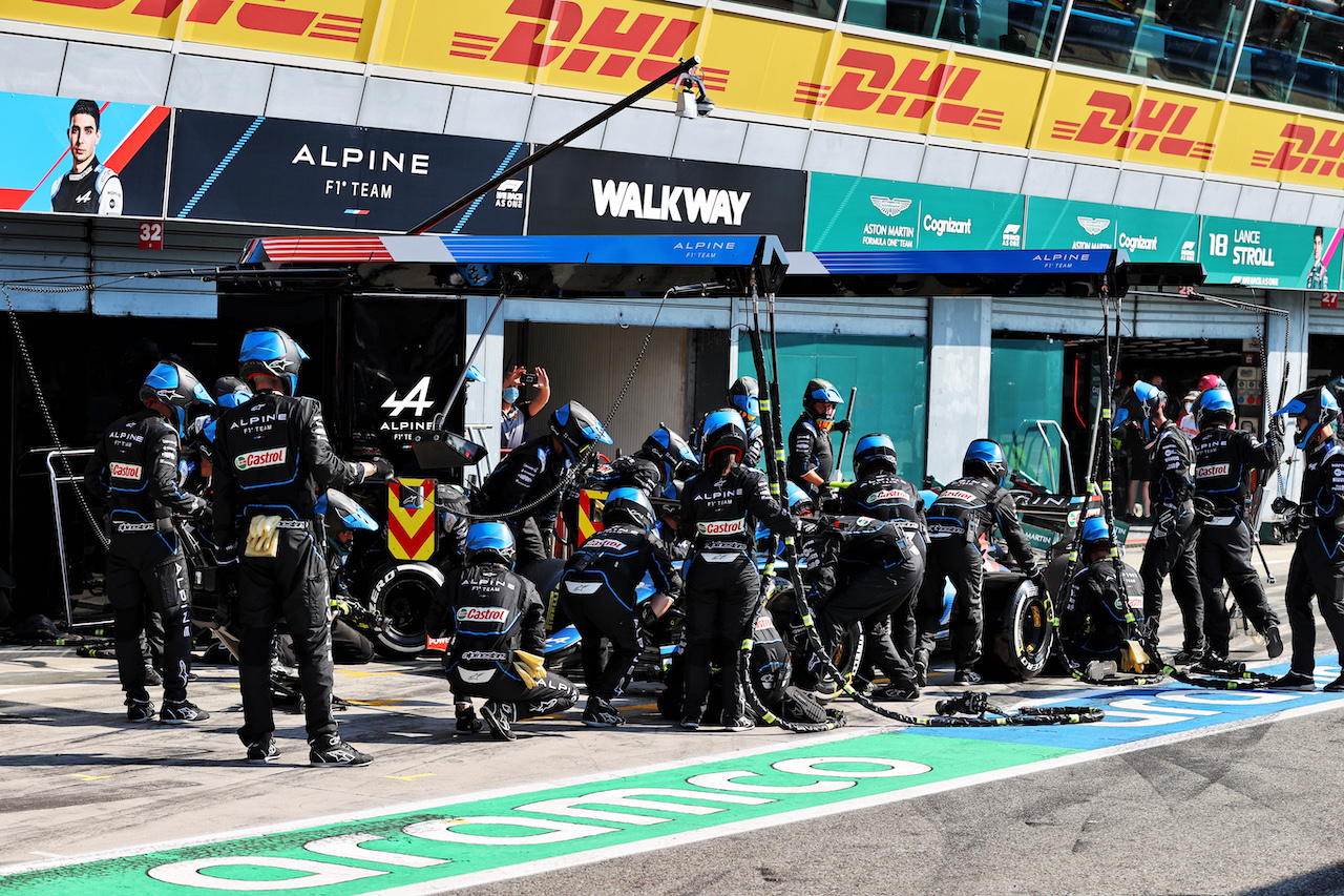 GP ITALIA, Esteban Ocon (FRA) Alpine F1 Team A521 makes a pit stop.
12.09.2021. Formula 1 World Championship, Rd 14, Italian Grand Prix, Monza, Italy, Gara Day.
- www.xpbimages.com, EMail: requests@xpbimages.com © Copyright: Moy / XPB Images