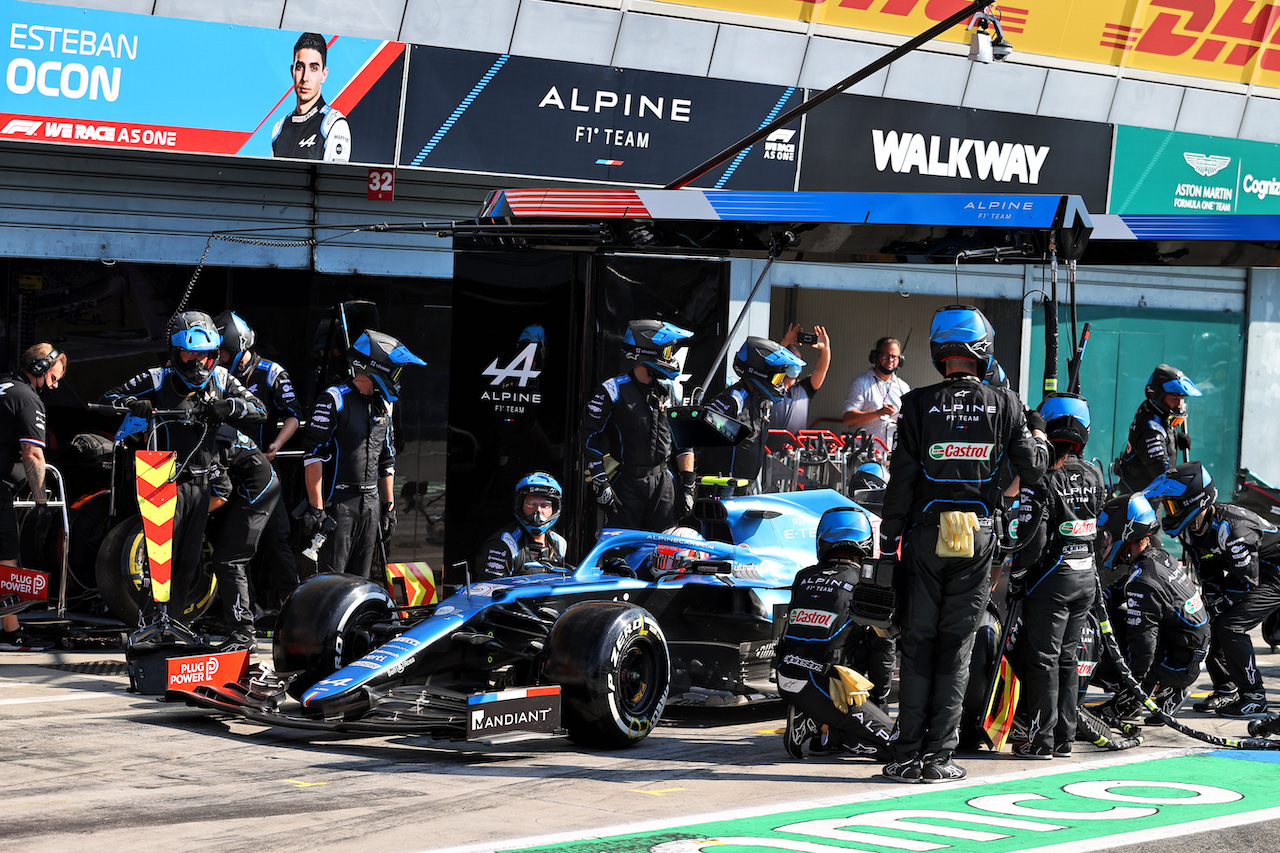 GP ITALIA, Esteban Ocon (FRA) Alpine F1 Team A521 makes a pit stop.
12.09.2021. Formula 1 World Championship, Rd 14, Italian Grand Prix, Monza, Italy, Gara Day.
- www.xpbimages.com, EMail: requests@xpbimages.com © Copyright: Moy / XPB Images