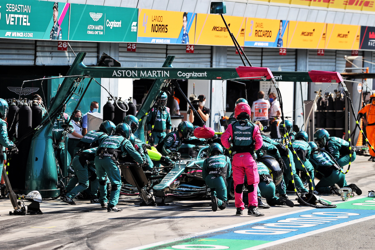 GP ITALIA, Sebastian Vettel (GER) Aston Martin F1 Team AMR21 makes a pit stop.
12.09.2021. Formula 1 World Championship, Rd 14, Italian Grand Prix, Monza, Italy, Gara Day.
- www.xpbimages.com, EMail: requests@xpbimages.com © Copyright: Moy / XPB Images