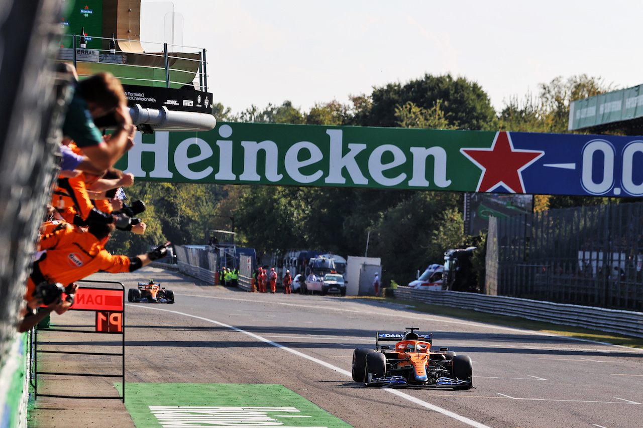 GP ITALIA, Gara winner Daniel Ricciardo (AUS) McLaren MCL35M celebrates as he passes the team at the end of the race.
12.09.2021. Formula 1 World Championship, Rd 14, Italian Grand Prix, Monza, Italy, Gara Day.
- www.xpbimages.com, EMail: requests@xpbimages.com © Copyright: Moy / XPB Images