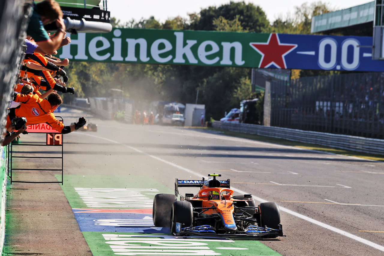 GP ITALIA, Lando Norris (GBR) McLaren celebrates his second position as he passes the team at the end of the race.
12.09.2021. Formula 1 World Championship, Rd 14, Italian Grand Prix, Monza, Italy, Gara Day.
- www.xpbimages.com, EMail: requests@xpbimages.com © Copyright: Moy / XPB Images
