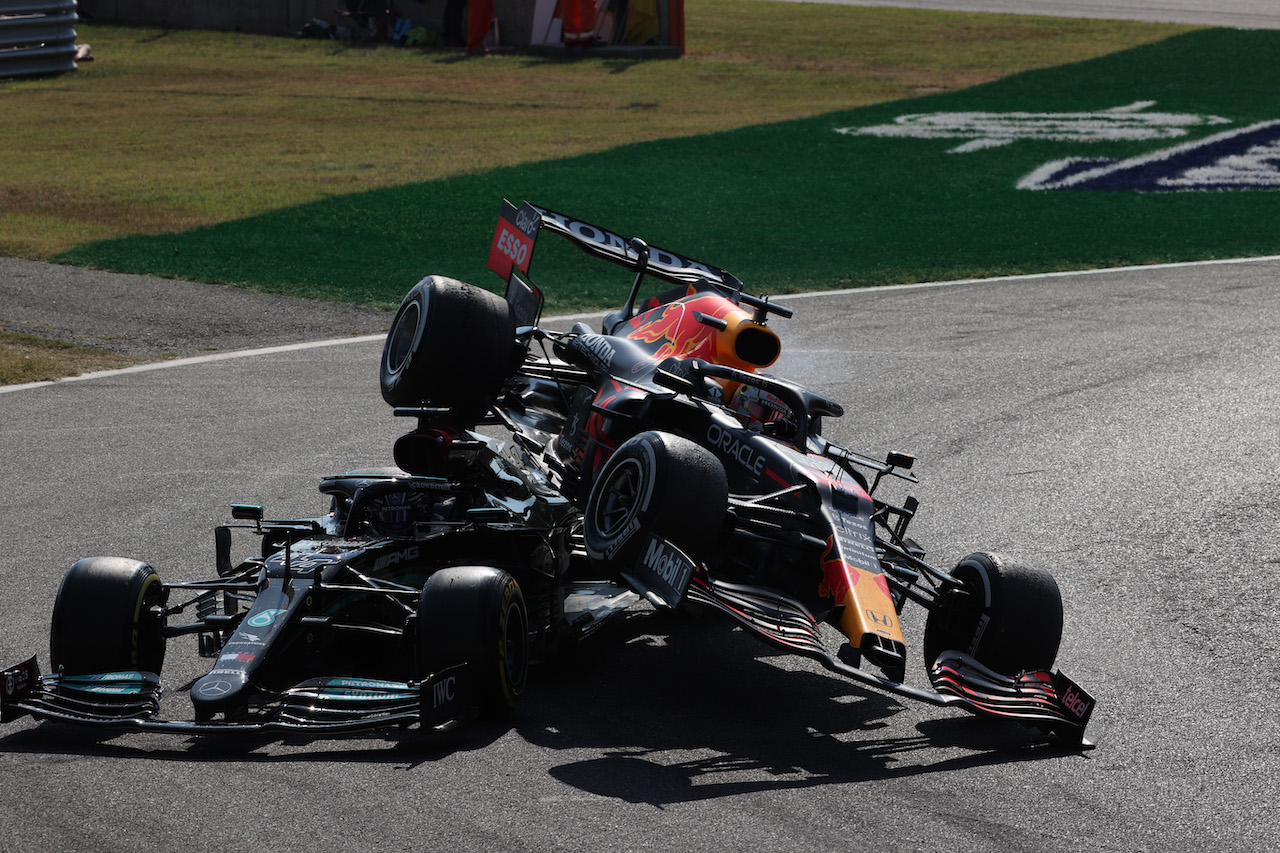 GP ITALIA, Max Verstappen (NLD) Red Bull Racing RB16B e Lewis Hamilton (GBR) Mercedes AMG F1 W12 crash at the first chicane.
12.09.2021. Formula 1 World Championship, Rd 14, Italian Grand Prix, Monza, Italy, Gara Day.
- www.xpbimages.com, EMail: requests@xpbimages.com © Copyright: Batchelor / XPB Images