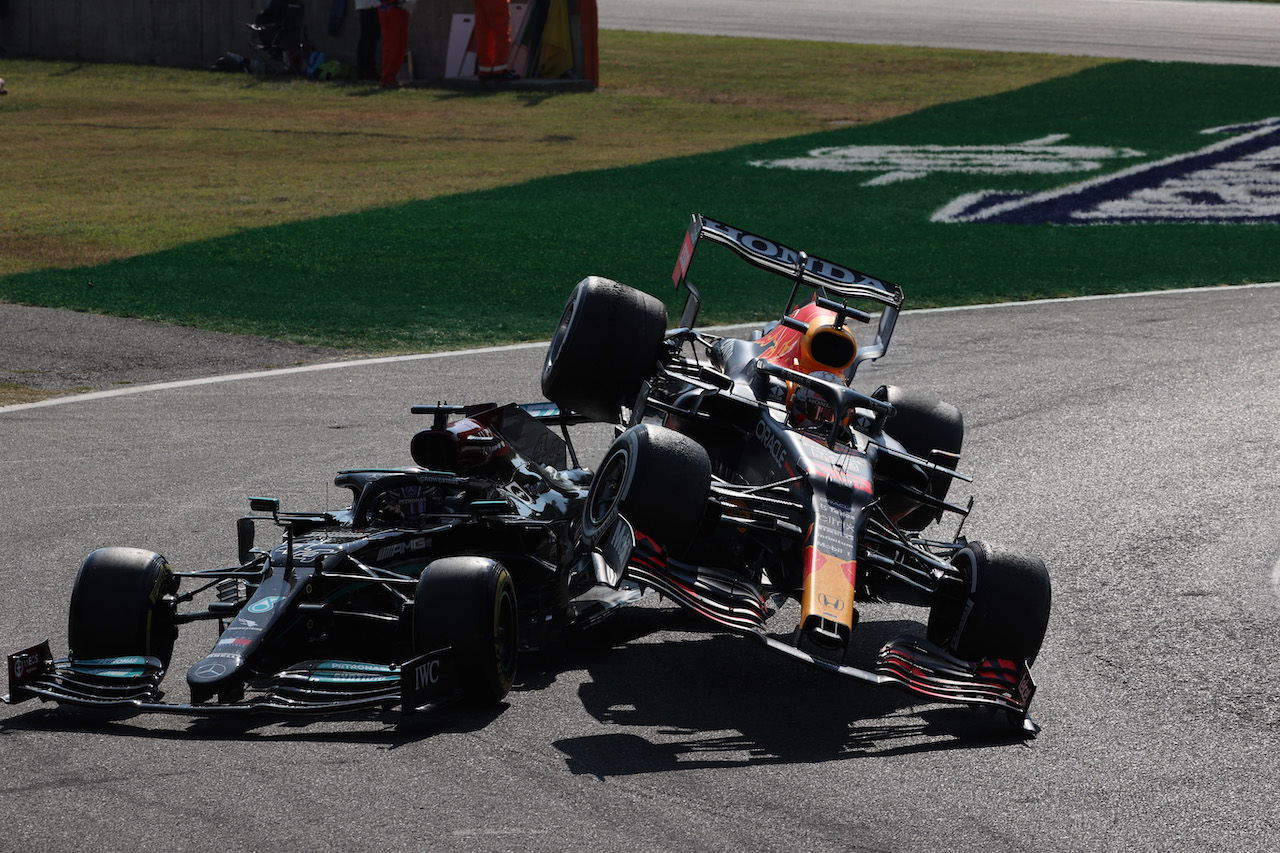 GP ITALIA, Max Verstappen (NLD) Red Bull Racing RB16B e Lewis Hamilton (GBR) Mercedes AMG F1 W12 crash at the first chicane.
12.09.2021. Formula 1 World Championship, Rd 14, Italian Grand Prix, Monza, Italy, Gara Day.
- www.xpbimages.com, EMail: requests@xpbimages.com © Copyright: Batchelor / XPB Images