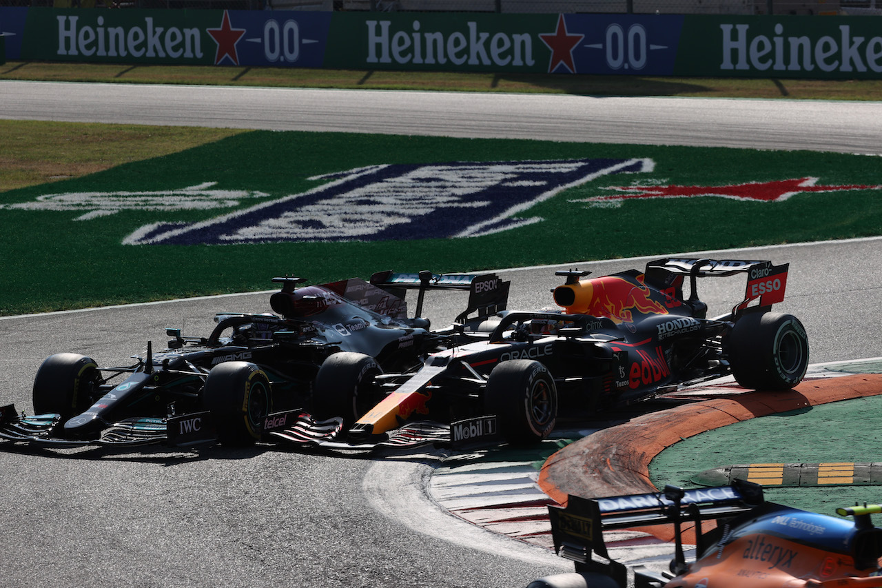 GP ITALIA, Max Verstappen (NLD) Red Bull Racing RB16B e Lewis Hamilton (GBR) Mercedes AMG F1 W12 crash at the first chicane.
12.09.2021. Formula 1 World Championship, Rd 14, Italian Grand Prix, Monza, Italy, Gara Day.
- www.xpbimages.com, EMail: requests@xpbimages.com © Copyright: Batchelor / XPB Images