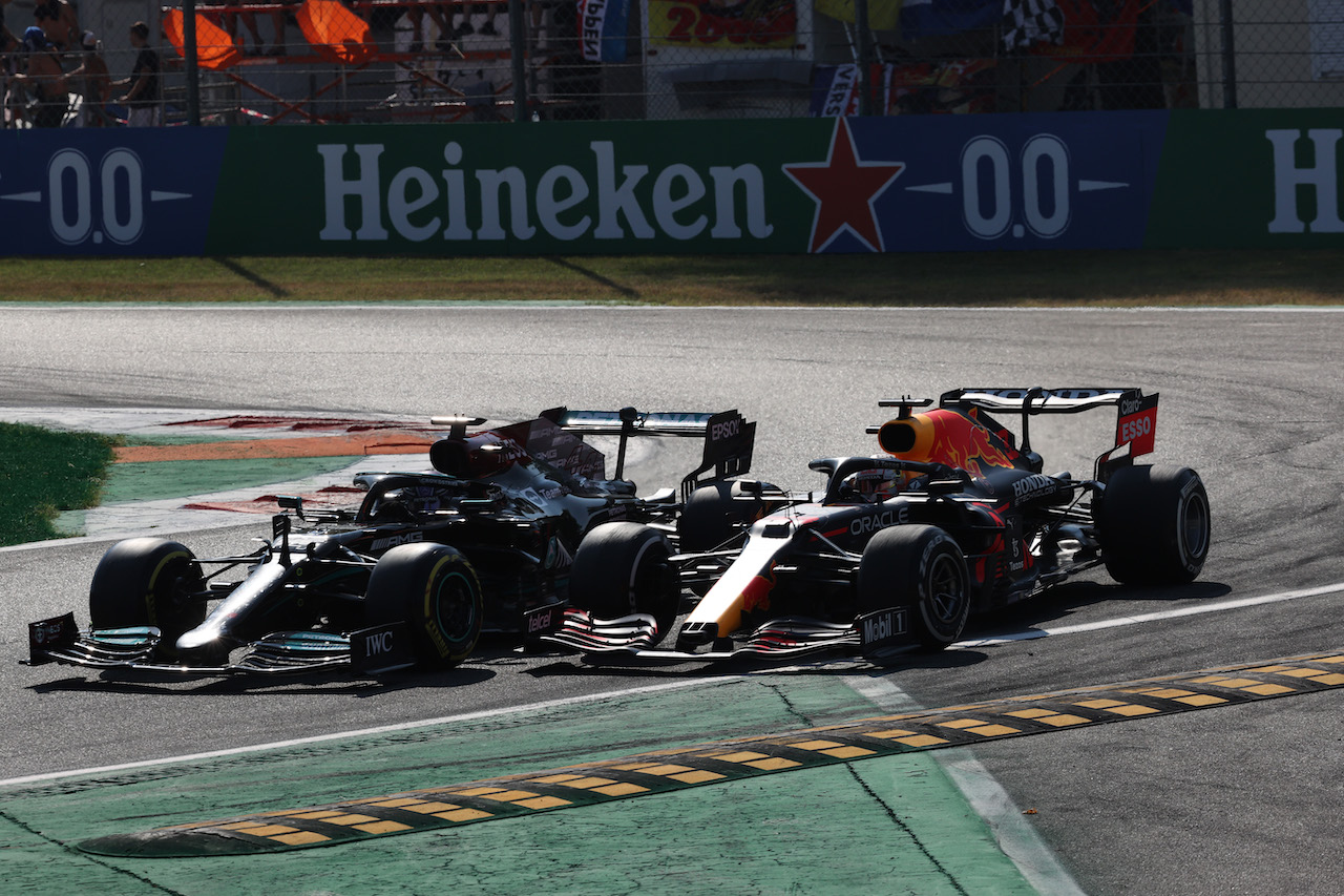 GP ITALIA, Max Verstappen (NLD) Red Bull Racing RB16B e Lewis Hamilton (GBR) Mercedes AMG F1 W12 crash at the first chicane.
12.09.2021. Formula 1 World Championship, Rd 14, Italian Grand Prix, Monza, Italy, Gara Day.
- www.xpbimages.com, EMail: requests@xpbimages.com © Copyright: Batchelor / XPB Images