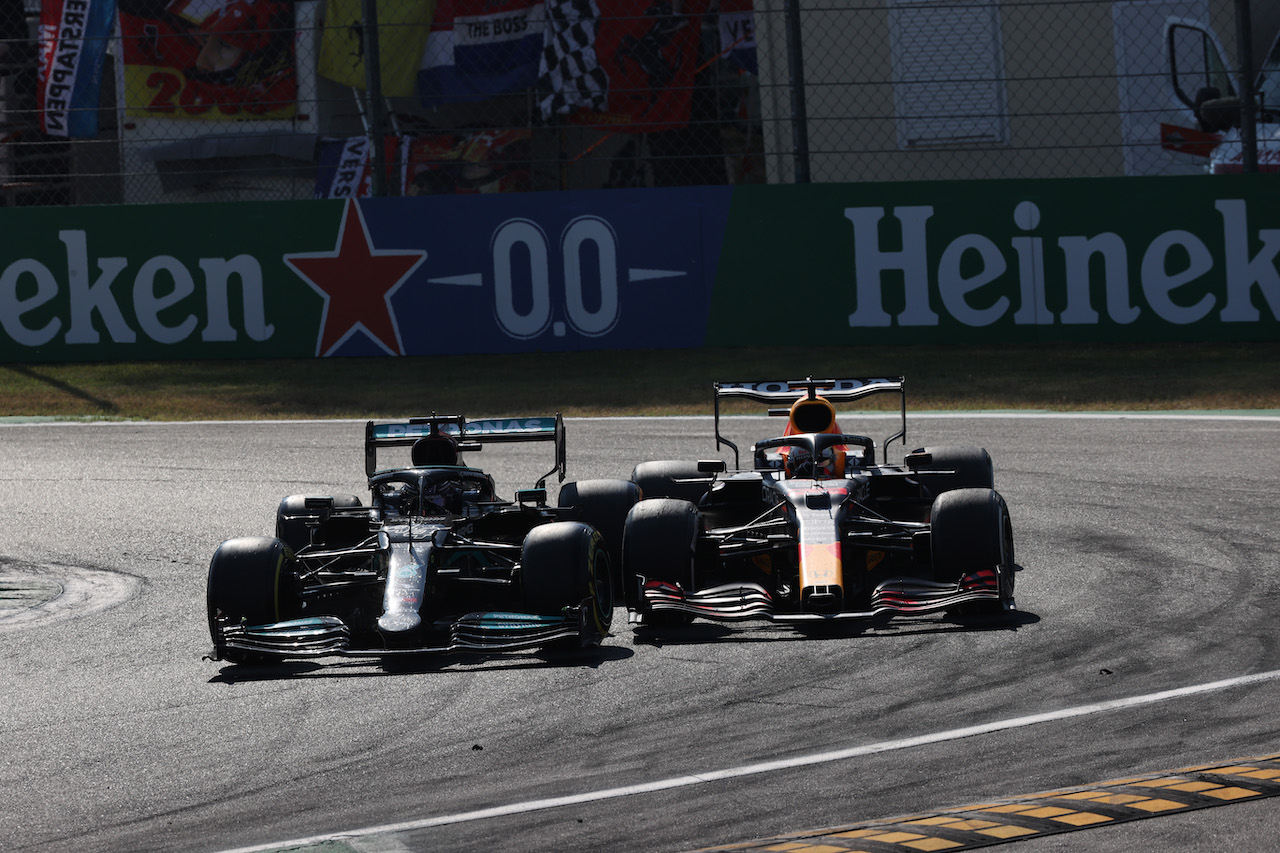 GP ITALIA, Max Verstappen (NLD) Red Bull Racing RB16B e Lewis Hamilton (GBR) Mercedes AMG F1 W12 crash at the first chicane.
12.09.2021. Formula 1 World Championship, Rd 14, Italian Grand Prix, Monza, Italy, Gara Day.
- www.xpbimages.com, EMail: requests@xpbimages.com © Copyright: Batchelor / XPB Images