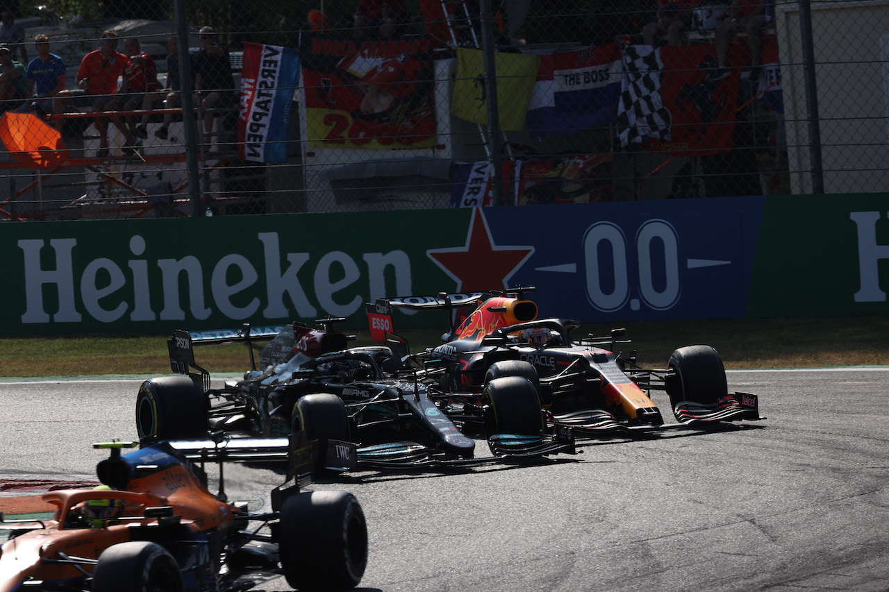 GP ITALIA, Max Verstappen (NLD) Red Bull Racing RB16B e Lewis Hamilton (GBR) Mercedes AMG F1 W12 crash at the first chicane.
12.09.2021. Formula 1 World Championship, Rd 14, Italian Grand Prix, Monza, Italy, Gara Day.
- www.xpbimages.com, EMail: requests@xpbimages.com © Copyright: Batchelor / XPB Images