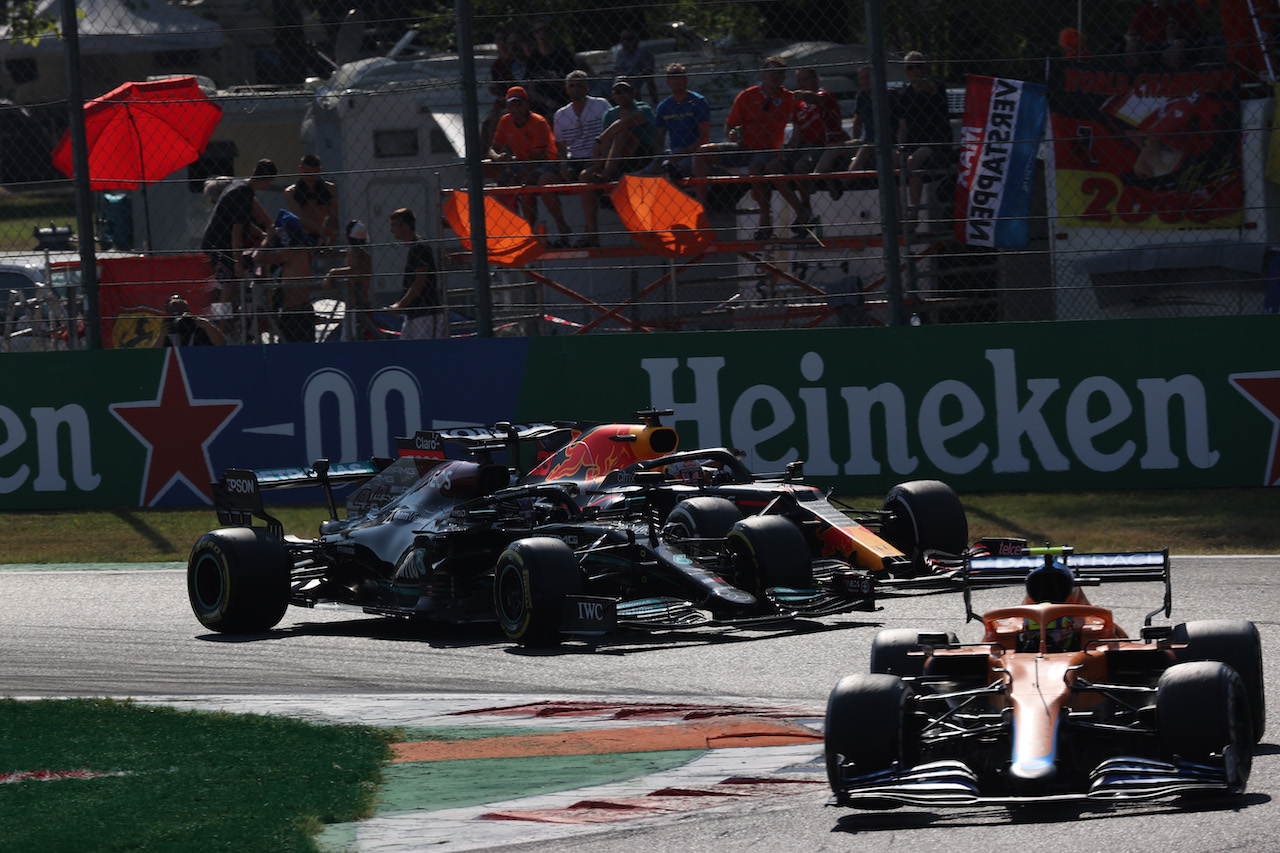 GP ITALIA, Max Verstappen (NLD) Red Bull Racing RB16B e Lewis Hamilton (GBR) Mercedes AMG F1 W12 crash at the first chicane.
12.09.2021. Formula 1 World Championship, Rd 14, Italian Grand Prix, Monza, Italy, Gara Day.
- www.xpbimages.com, EMail: requests@xpbimages.com © Copyright: Batchelor / XPB Images