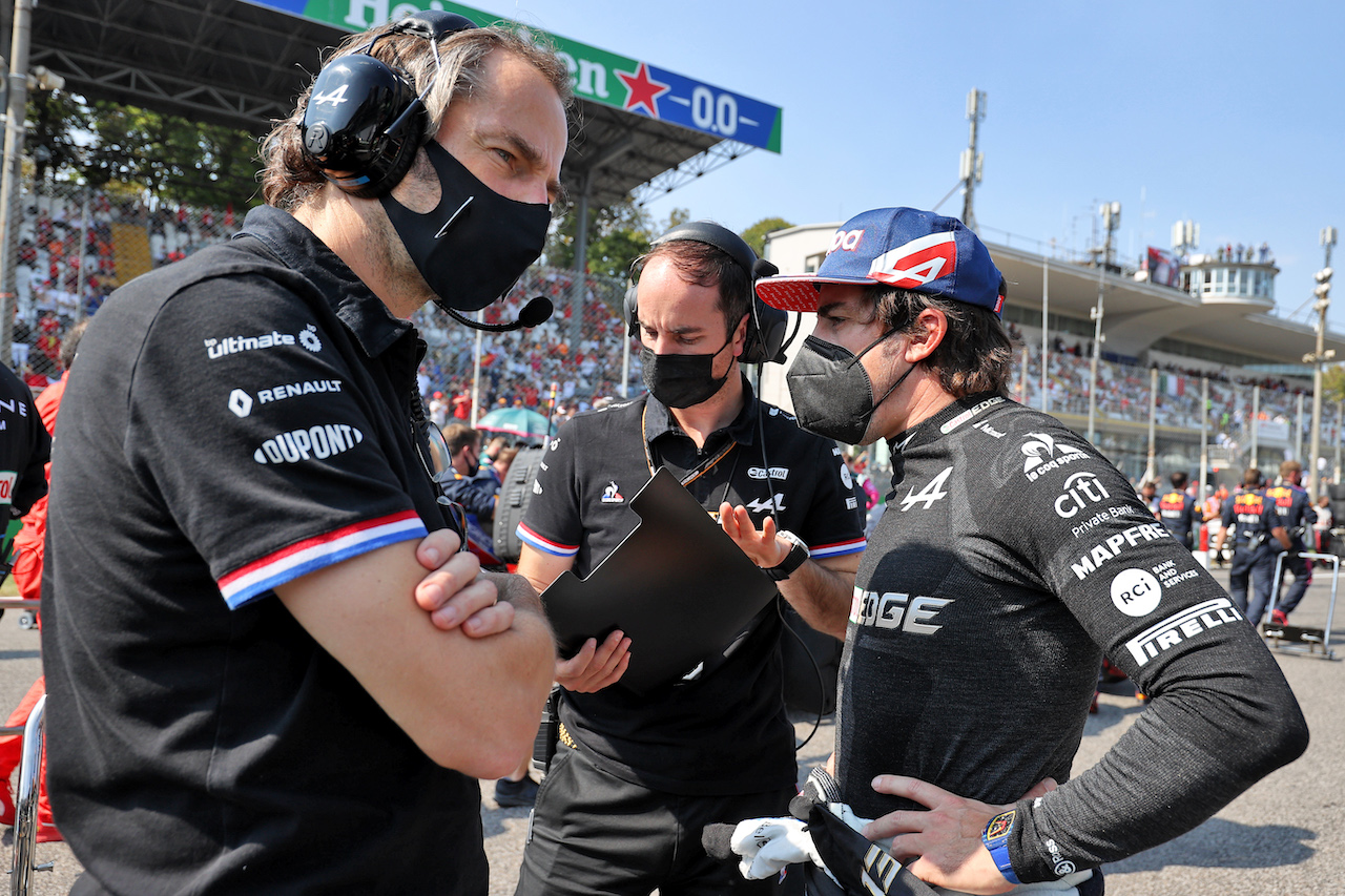 GP ITALIA, Fernando Alonso (ESP) Alpine F1 Team with Ciaron Pilbeam (GBR) Alpine F1 Team Chief Gara Engineer e Karel Loos (BEL) Alpine F1 Team Gara Engineer on the grid.
12.09.2021. Formula 1 World Championship, Rd 14, Italian Grand Prix, Monza, Italy, Gara Day.
- www.xpbimages.com, EMail: requests@xpbimages.com © Copyright: Moy / XPB Images