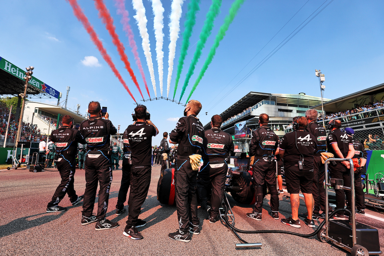 GP ITALIA, griglia Atmosfera - Alpine F1 Team on the grid - Italian Air Force.
12.09.2021. Formula 1 World Championship, Rd 14, Italian Grand Prix, Monza, Italy, Gara Day.
- www.xpbimages.com, EMail: requests@xpbimages.com © Copyright: Moy / XPB Images