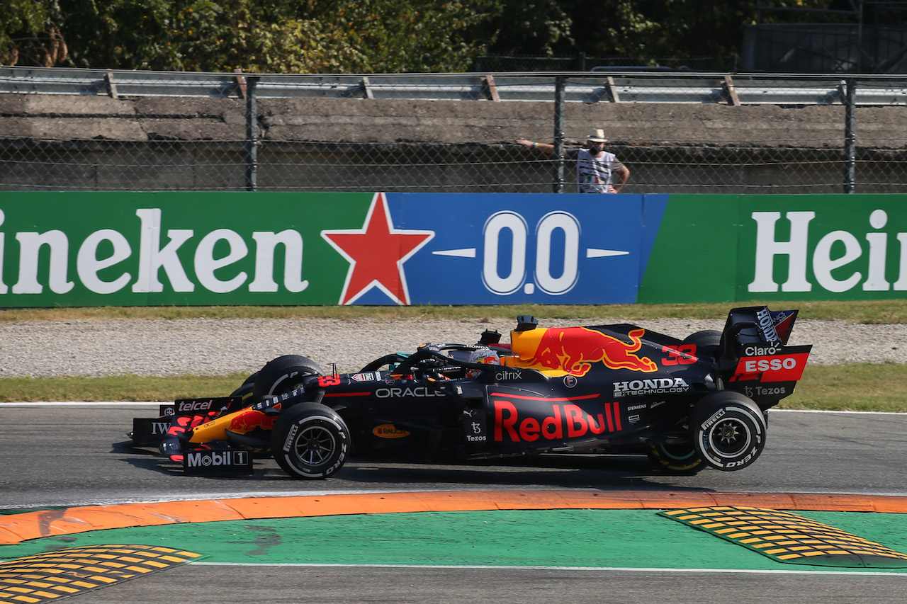 GP ITALIA, 
Max Verstappen (NLD) Red Bull Racing RB16B e Lewis Hamilton (GBR) Mercedes AMG F1 W12 crash at the first chicane.
12.09.2021. Formula 1 World Championship, Rd 14, Italian Grand Prix, Monza, Italy, Gara Day.
- www.xpbimages.com, EMail: requests@xpbimages.com © Copyright: XPB Images