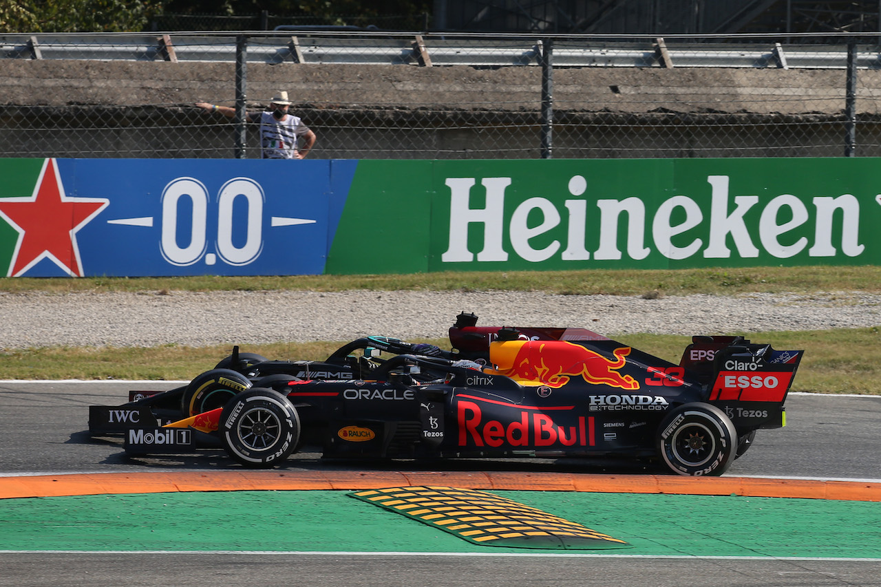 GP ITALIA, 
Max Verstappen (NLD) Red Bull Racing RB16B e Lewis Hamilton (GBR) Mercedes AMG F1 W12 crash at the first chicane.
12.09.2021. Formula 1 World Championship, Rd 14, Italian Grand Prix, Monza, Italy, Gara Day.
- www.xpbimages.com, EMail: requests@xpbimages.com ¬© Copyright: XPB Images
