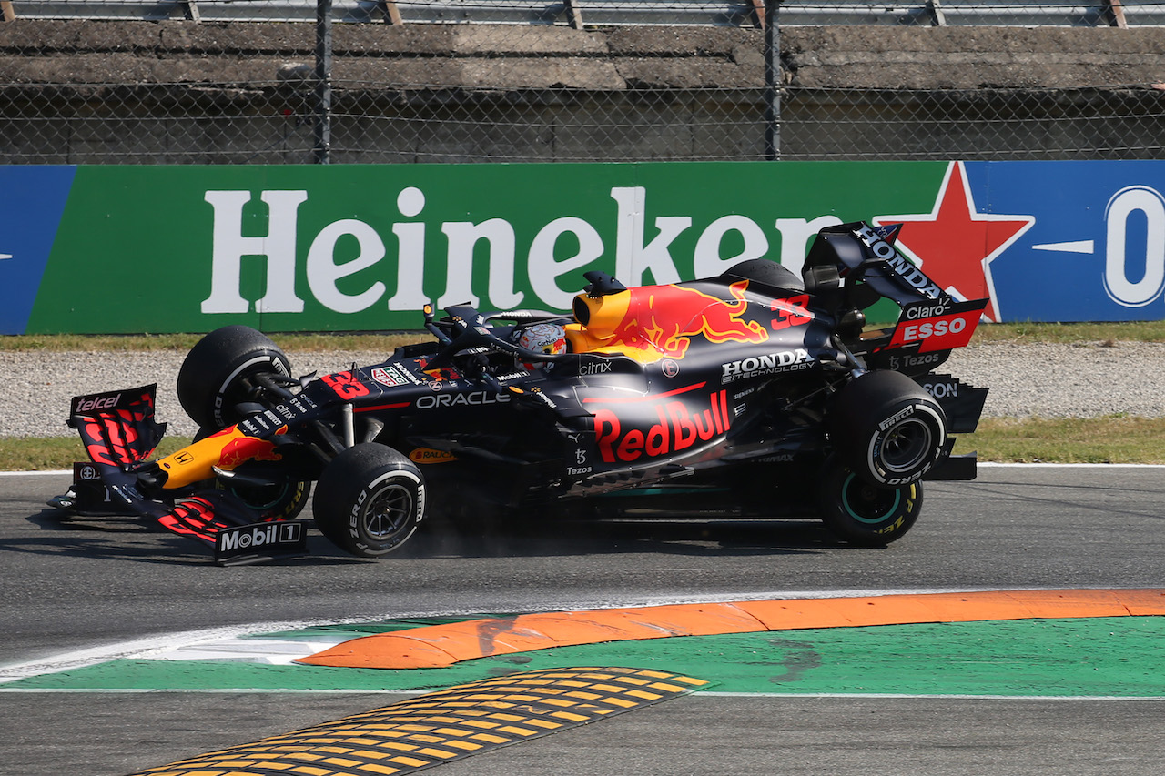 GP ITALIA, 
Max Verstappen (NLD) Red Bull Racing RB16B e Lewis Hamilton (GBR) Mercedes AMG F1 W12 crash at the first chicane.
12.09.2021. Formula 1 World Championship, Rd 14, Italian Grand Prix, Monza, Italy, Gara Day.
- www.xpbimages.com, EMail: requests@xpbimages.com © Copyright: XPB Images