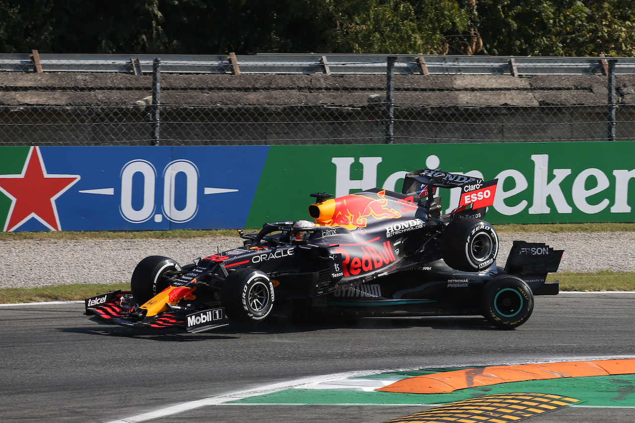 GP ITALIA, 
Max Verstappen (NLD) Red Bull Racing RB16B e Lewis Hamilton (GBR) Mercedes AMG F1 W12 crash at the first chicane.
12.09.2021. Formula 1 World Championship, Rd 14, Italian Grand Prix, Monza, Italy, Gara Day.
- www.xpbimages.com, EMail: requests@xpbimages.com ¬© Copyright: XPB Images