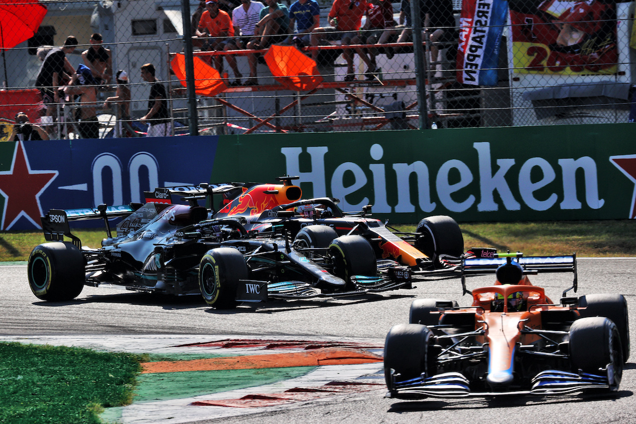 GP ITALIA, Max Verstappen (NLD) Red Bull Racing RB16B e Lewis Hamilton (GBR) Mercedes AMG F1 W12 crash at the first chicane.
12.09.2021. Formula 1 World Championship, Rd 14, Italian Grand Prix, Monza, Italy, Gara Day.
- www.xpbimages.com, EMail: requests@xpbimages.com © Copyright: Batchelor / XPB Images