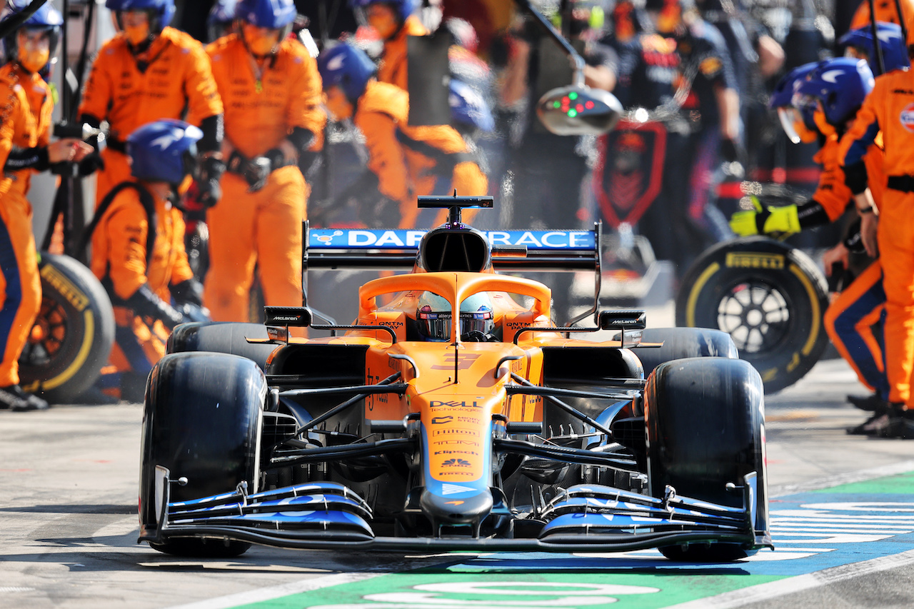 GP ITALIA, Daniel Ricciardo (AUS) McLaren MCL35M makes a pit stop.
12.09.2021. Formula 1 World Championship, Rd 14, Italian Grand Prix, Monza, Italy, Gara Day.
- www.xpbimages.com, EMail: requests@xpbimages.com © Copyright: Moy / XPB Images