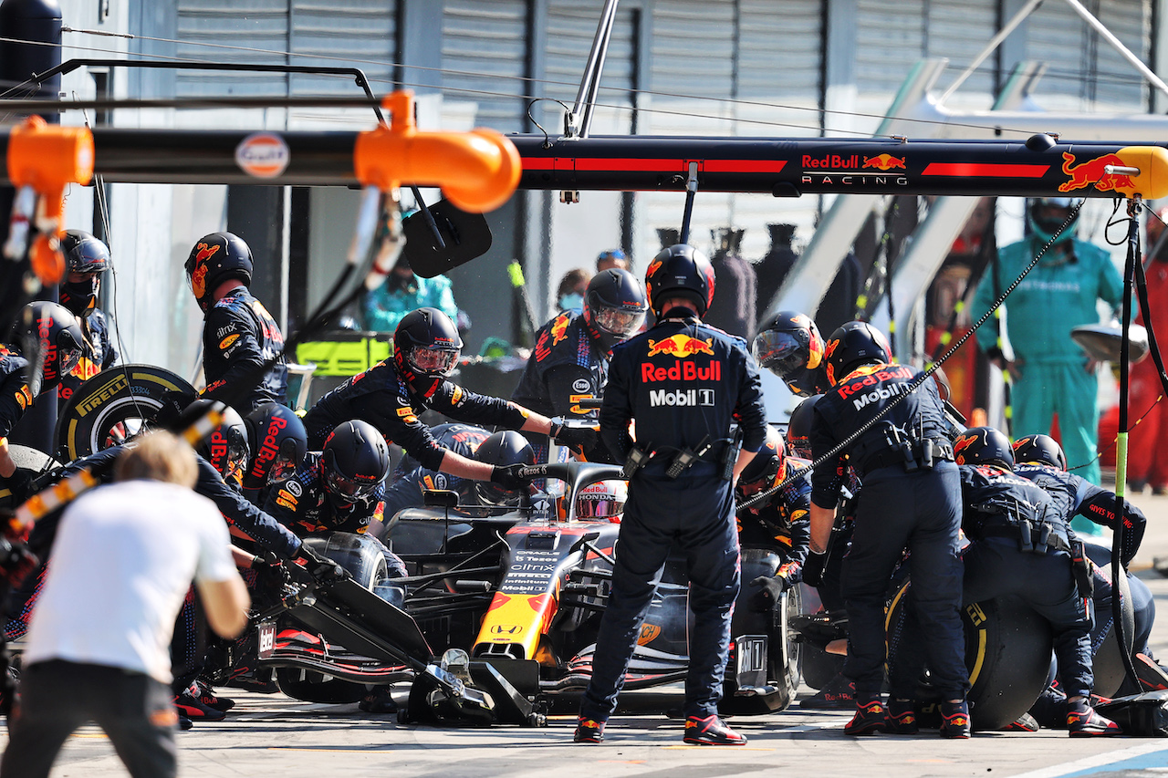 GP ITALIA, Max Verstappen (NLD) Red Bull Racing RB16B makes a pit stop - delayed by a problem with the right front wheel.
12.09.2021. Formula 1 World Championship, Rd 14, Italian Grand Prix, Monza, Italy, Gara Day.
- www.xpbimages.com, EMail: requests@xpbimages.com © Copyright: Moy / XPB Images