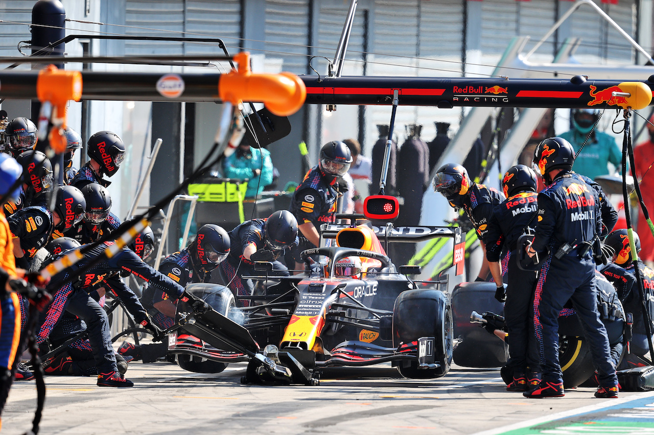 GP ITALIA, Max Verstappen (NLD) Red Bull Racing RB16B makes a pit stop.
12.09.2021. Formula 1 World Championship, Rd 14, Italian Grand Prix, Monza, Italy, Gara Day.
- www.xpbimages.com, EMail: requests@xpbimages.com © Copyright: Moy / XPB Images