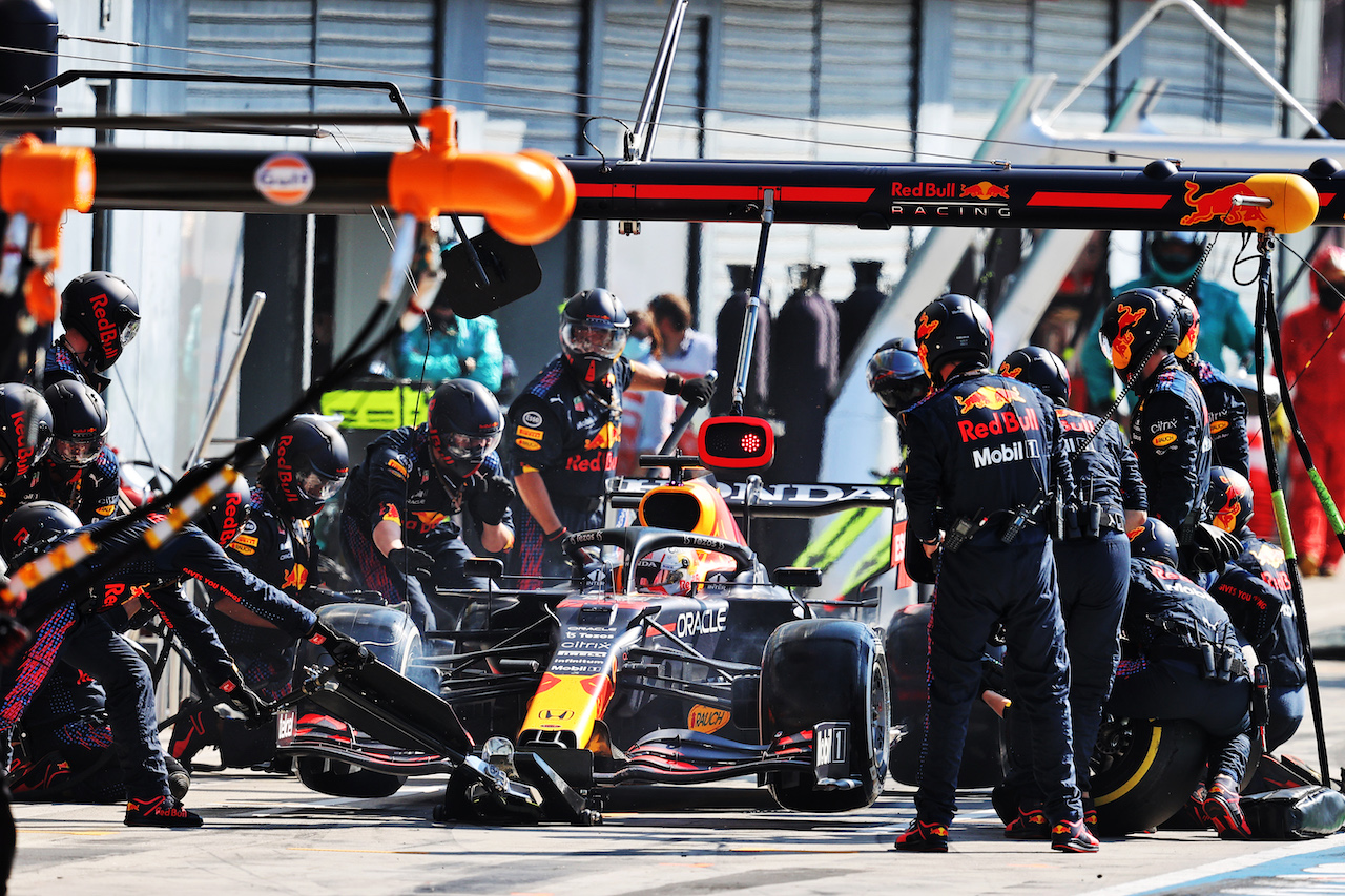 GP ITALIA, Max Verstappen (NLD) Red Bull Racing RB16B makes a pit stop - delayed by a problem with the right front wheel.
12.09.2021. Formula 1 World Championship, Rd 14, Italian Grand Prix, Monza, Italy, Gara Day.
- www.xpbimages.com, EMail: requests@xpbimages.com © Copyright: Moy / XPB Images