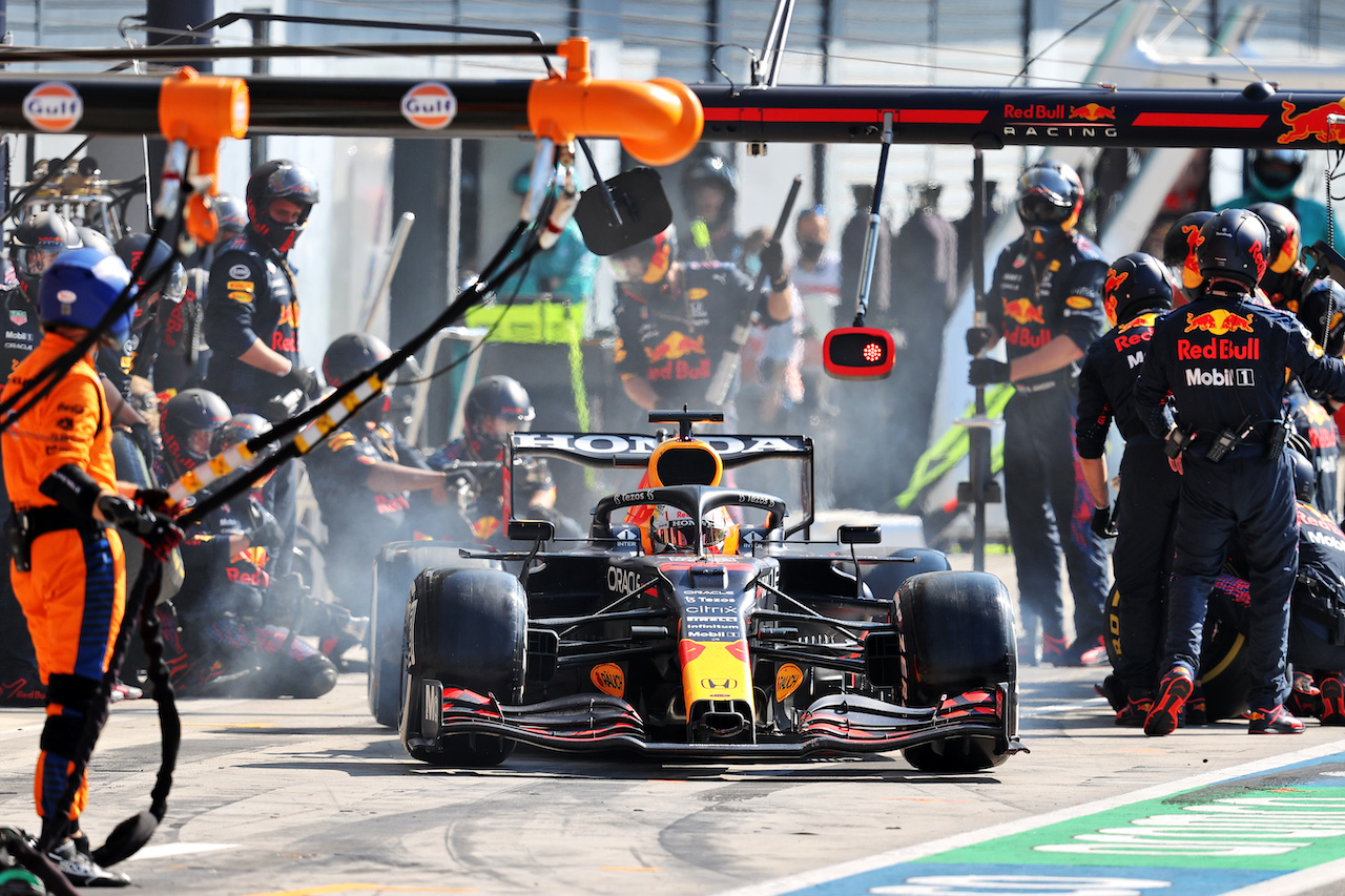 GP ITALIA, Max Verstappen (NLD) Red Bull Racing RB16B makes a pit stop.
12.09.2021. Formula 1 World Championship, Rd 14, Italian Grand Prix, Monza, Italy, Gara Day.
- www.xpbimages.com, EMail: requests@xpbimages.com © Copyright: Moy / XPB Images