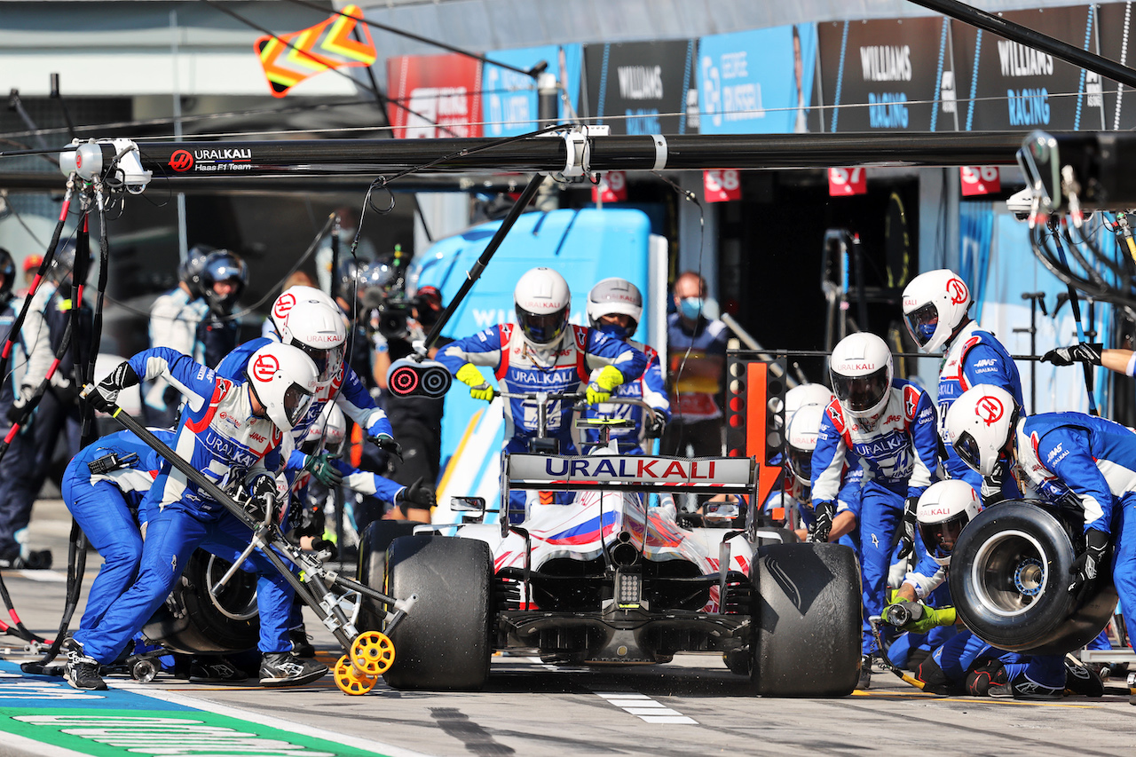 GP ITALIA, Mick Schumacher (GER) Haas VF-21 makes a pit stop.
12.09.2021. Formula 1 World Championship, Rd 14, Italian Grand Prix, Monza, Italy, Gara Day.
- www.xpbimages.com, EMail: requests@xpbimages.com © Copyright: Moy / XPB Images