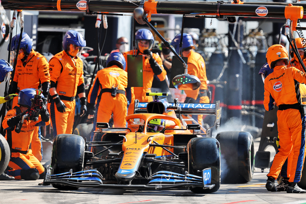 GP ITALIA, Lando Norris (GBR) McLaren MCL35M makes a pit stop.
12.09.2021. Formula 1 World Championship, Rd 14, Italian Grand Prix, Monza, Italy, Gara Day.
- www.xpbimages.com, EMail: requests@xpbimages.com © Copyright: Moy / XPB Images