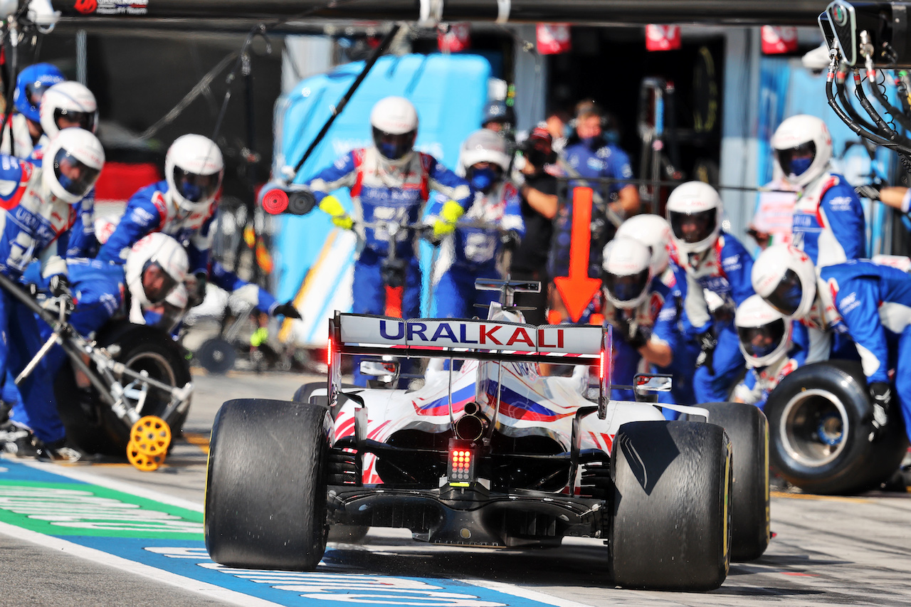 GP ITALIA, Nikita Mazepin (RUS) Haas F1 Team VF-21 makes a pit stop.
12.09.2021. Formula 1 World Championship, Rd 14, Italian Grand Prix, Monza, Italy, Gara Day.
- www.xpbimages.com, EMail: requests@xpbimages.com © Copyright: Moy / XPB Images