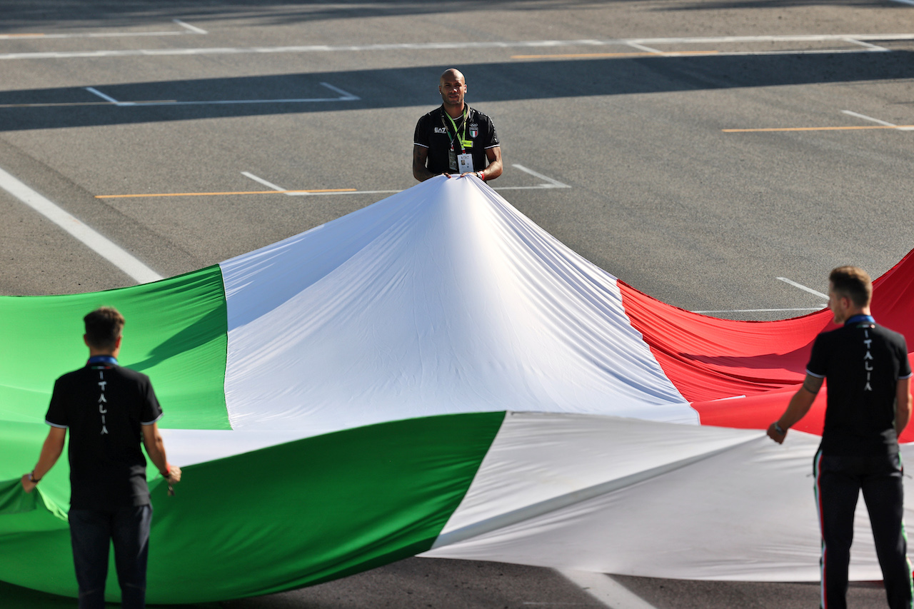 GP ITALIA, Circuit Atmosfera - Large Italian flag held by Lamont Marcell Jacobs (ITA) 2020 Olympic 100m Champion.
12.09.2021. Formula 1 World Championship, Rd 14, Italian Grand Prix, Monza, Italy, Gara Day.
- www.xpbimages.com, EMail: requests@xpbimages.com © Copyright: Moy / XPB Images