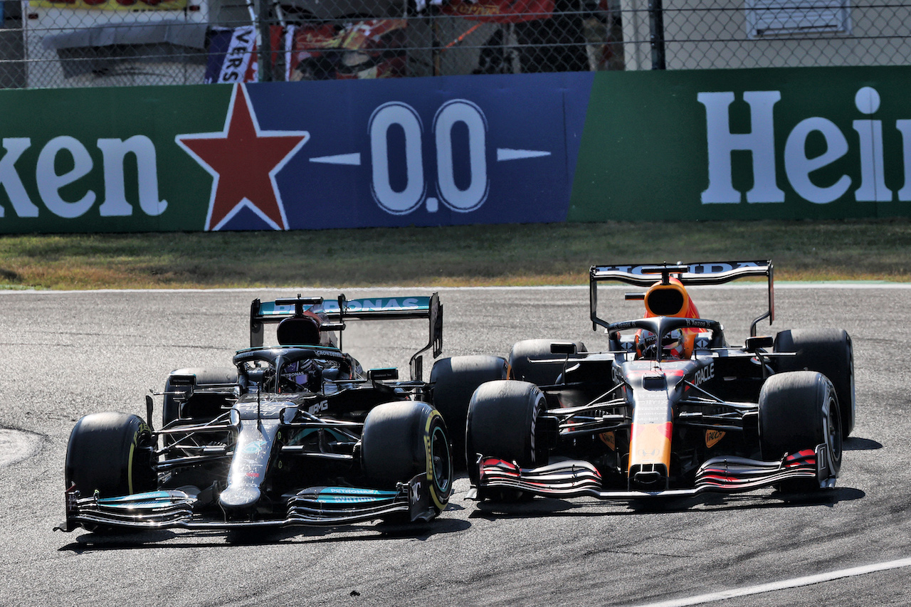 GP ITALIA, Max Verstappen (NLD) Red Bull Racing RB16B e Lewis Hamilton (GBR) Mercedes AMG F1 W12 crash at the first chicane.
12.09.2021. Formula 1 World Championship, Rd 14, Italian Grand Prix, Monza, Italy, Gara Day.
- www.xpbimages.com, EMail: requests@xpbimages.com © Copyright: Batchelor / XPB Images