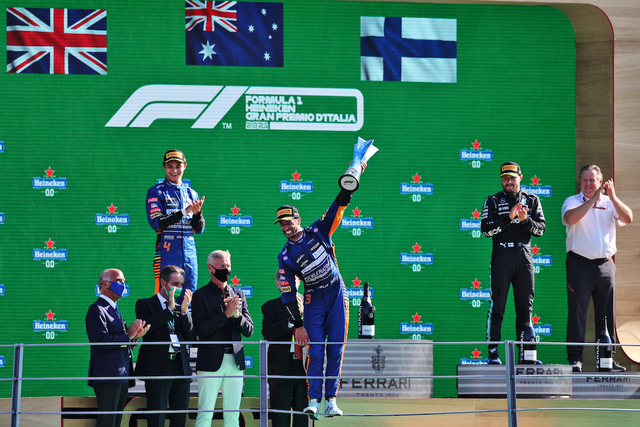 GP ITALIA, The podium (L to R): Lando Norris (GBR) McLaren, second; Daniel Ricciardo (AUS) McLaren, vincitore; Valtteri Bottas (FIN) Mercedes AMG F1, third; Zak Brown (USA) McLaren Executive Director.
12.09.2021. Formula 1 World Championship, Rd 14, Italian Grand Prix, Monza, Italy, Gara Day.
- www.xpbimages.com, EMail: requests@xpbimages.com © Copyright: Moy / XPB Images