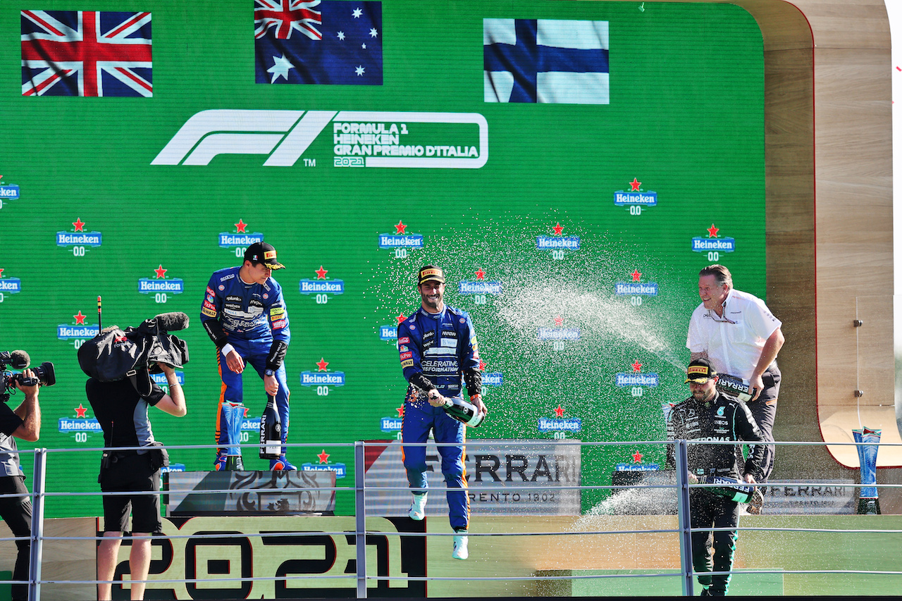 GP ITALIA, The podium (L to R): Lando Norris (GBR) McLaren, second; Daniel Ricciardo (AUS) McLaren, vincitore; Valtteri Bottas (FIN) Mercedes AMG F1, third; Zak Brown (USA) McLaren Executive Director.
12.09.2021. Formula 1 World Championship, Rd 14, Italian Grand Prix, Monza, Italy, Gara Day.
- www.xpbimages.com, EMail: requests@xpbimages.com © Copyright: Moy / XPB Images