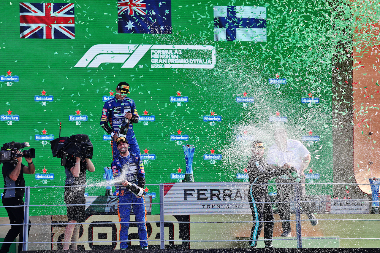 GP ITALIA, The podium (L to R): Lando Norris (GBR) McLaren, second; Daniel Ricciardo (AUS) McLaren, vincitore; Valtteri Bottas (FIN) Mercedes AMG F1, third; Zak Brown (USA) McLaren Executive Director.
12.09.2021. Formula 1 World Championship, Rd 14, Italian Grand Prix, Monza, Italy, Gara Day.
- www.xpbimages.com, EMail: requests@xpbimages.com © Copyright: Moy / XPB Images