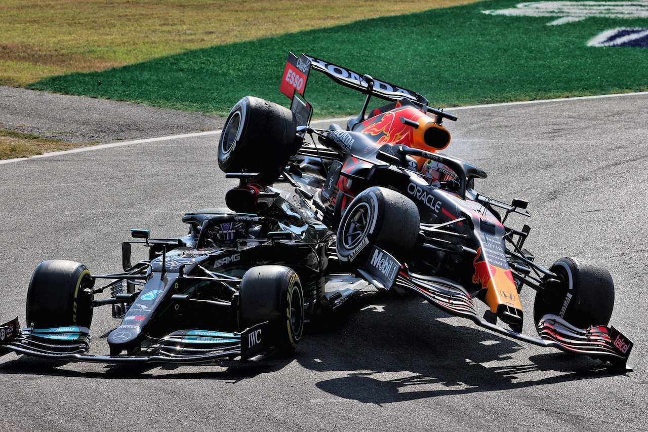 GP ITALIA, Max Verstappen (NLD) Red Bull Racing RB16B e Lewis Hamilton (GBR) Mercedes AMG F1 W12 crash at the first chicane.
12.09.2021. Formula 1 World Championship, Rd 14, Italian Grand Prix, Monza, Italy, Gara Day.
- www.xpbimages.com, EMail: requests@xpbimages.com © Copyright: Batchelor / XPB Images