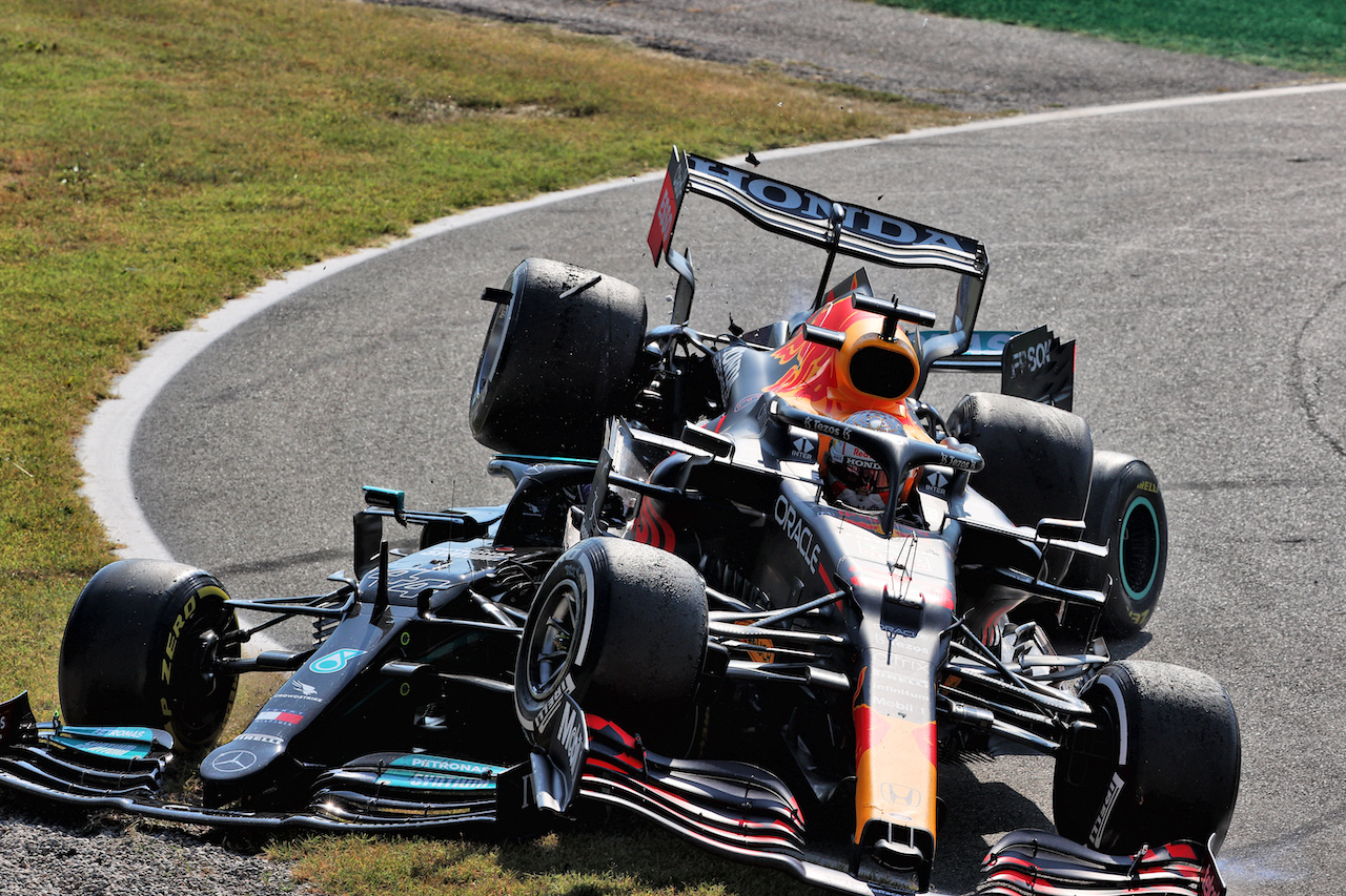 GP ITALIA, Max Verstappen (NLD) Red Bull Racing RB16B e Lewis Hamilton (GBR) Mercedes AMG F1 W12 crash at the first chicane.
12.09.2021. Formula 1 World Championship, Rd 14, Italian Grand Prix, Monza, Italy, Gara Day.
- www.xpbimages.com, EMail: requests@xpbimages.com © Copyright: Batchelor / XPB Images