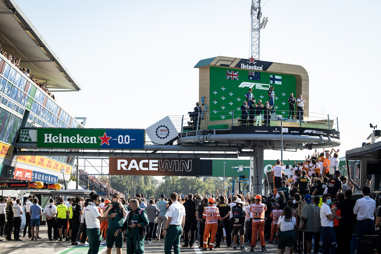 GP ITALIA, The podium (L to R): Lando Norris (GBR) McLaren, second; Daniel Ricciardo (AUS) McLaren, vincitore; Valtteri Bottas (FIN) Mercedes AMG F1, third.
12.09.2021. Formula 1 World Championship, Rd 14, Italian Grand Prix, Monza, Italy, Gara Day.
- www.xpbimages.com, EMail: requests@xpbimages.com © Copyright: Bearne / XPB Images