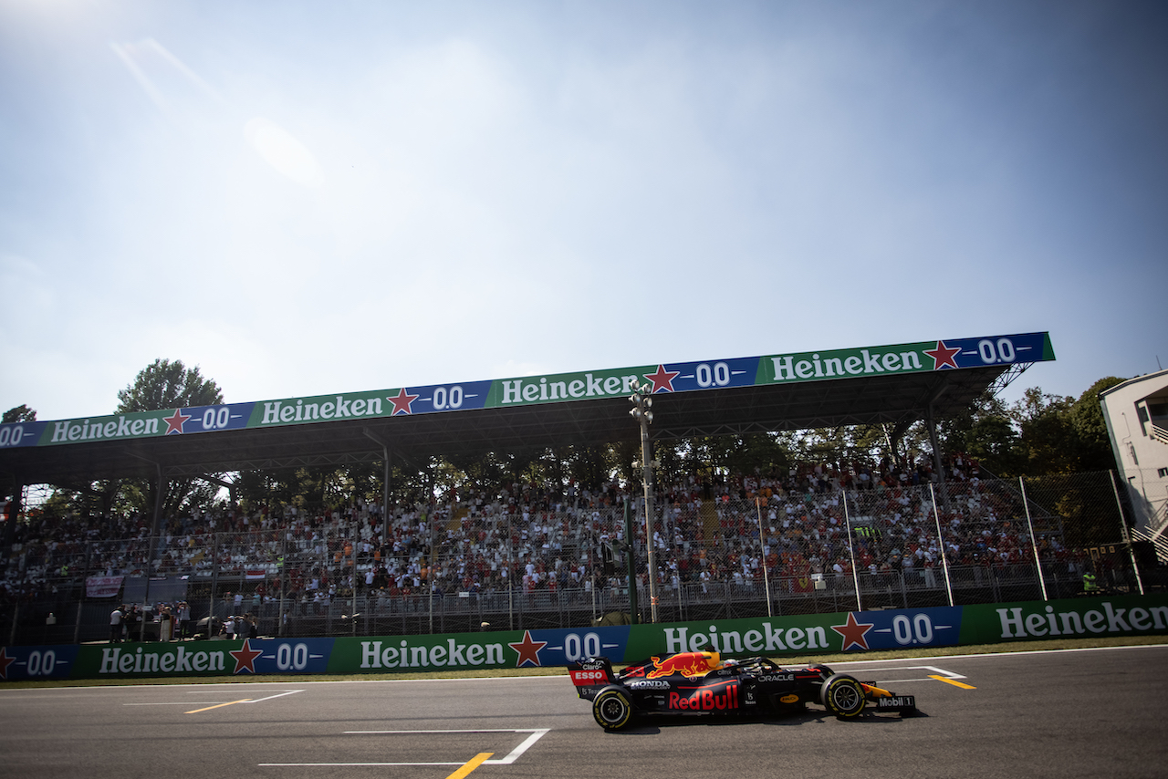 GP ITALIA, Max Verstappen (NLD) Red Bull Racing RB16B.
12.09.2021. Formula 1 World Championship, Rd 14, Italian Grand Prix, Monza, Italy, Gara Day.
- www.xpbimages.com, EMail: requests@xpbimages.com © Copyright: Bearne / XPB Images