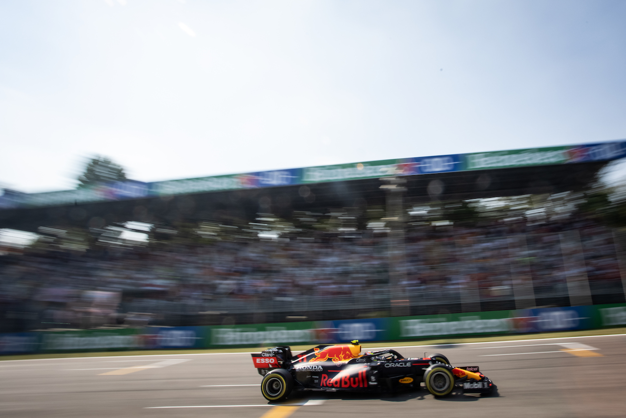 GP ITALIA, Sergio Perez (MEX) Red Bull Racing RB16B.
12.09.2021. Formula 1 World Championship, Rd 14, Italian Grand Prix, Monza, Italy, Gara Day.
- www.xpbimages.com, EMail: requests@xpbimages.com © Copyright: Bearne / XPB Images