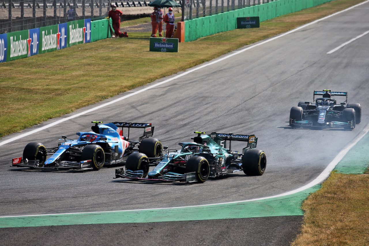 GP ITALIA, (L to R): Esteban Ocon (FRA) Alpine F1 Team A521 e Sebastian Vettel (GER) Aston Martin F1 Team AMR21 battle for position.
12.09.2021. Formula 1 World Championship, Rd 14, Italian Grand Prix, Monza, Italy, Gara Day.
- www.xpbimages.com, EMail: requests@xpbimages.com © Copyright:  XPB Images