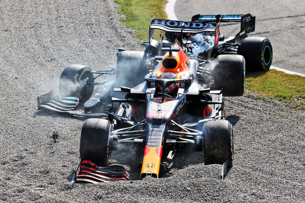 GP ITALIA, Max Verstappen (NLD) Red Bull Racing RB16B e Lewis Hamilton (GBR) Mercedes AMG F1 W12 crash at the first chicane.
12.09.2021. Formula 1 World Championship, Rd 14, Italian Grand Prix, Monza, Italy, Gara Day.
- www.xpbimages.com, EMail: requests@xpbimages.com © Copyright: Batchelor / XPB Images