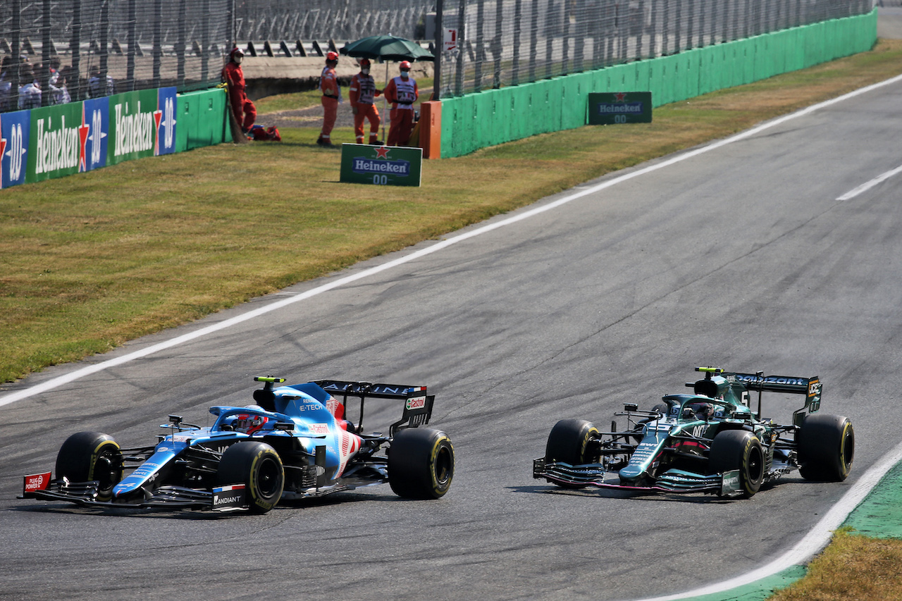 GP ITALIA, (L to R): Esteban Ocon (FRA) Alpine F1 Team A521 e Sebastian Vettel (GER) Aston Martin F1 Team AMR21 battle for position.
12.09.2021. Formula 1 World Championship, Rd 14, Italian Grand Prix, Monza, Italy, Gara Day.
- www.xpbimages.com, EMail: requests@xpbimages.com © Copyright:  XPB Images