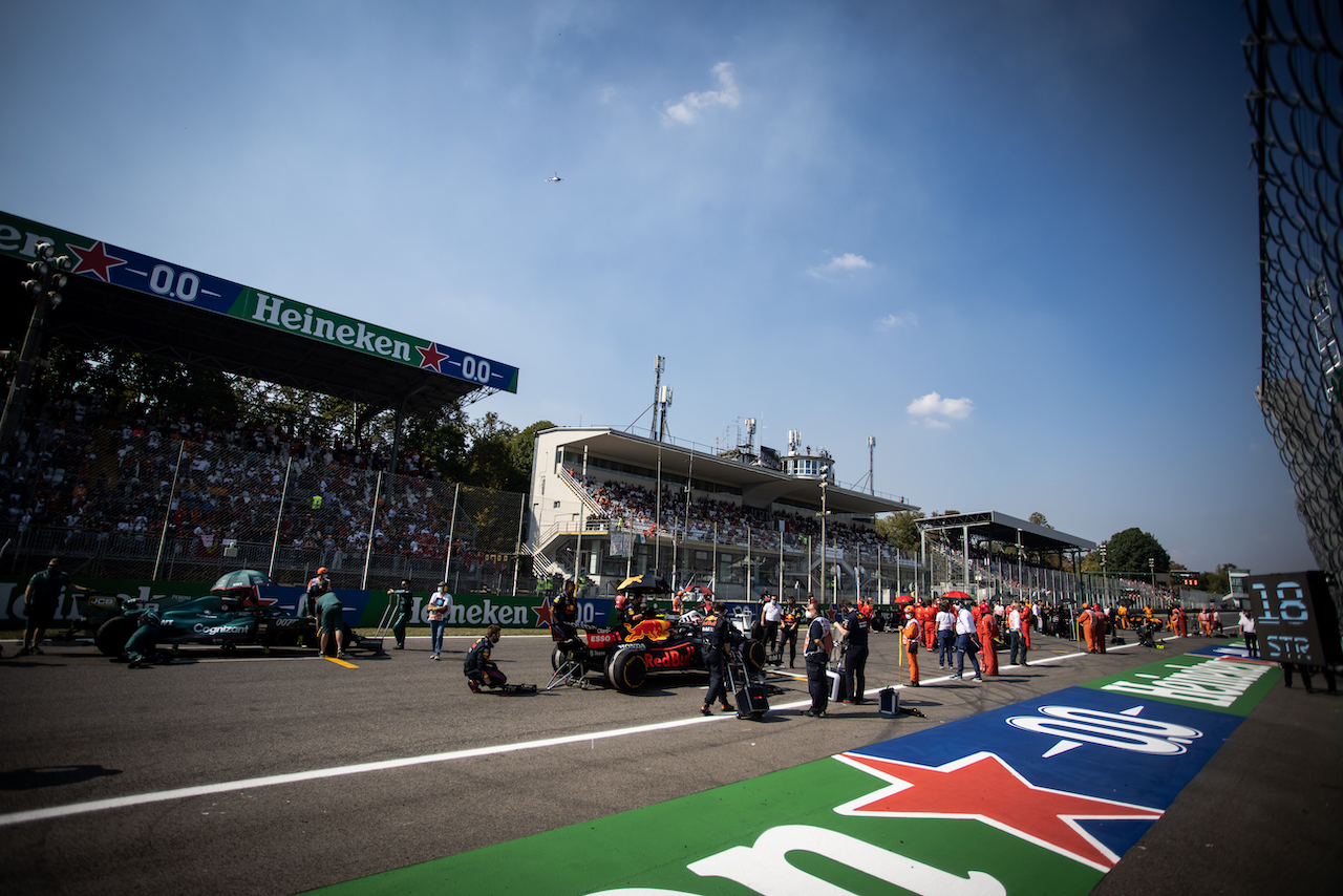 GP ITALIA, Sergio Perez (MEX) Red Bull Racing RB16B on the grid.
12.09.2021. Formula 1 World Championship, Rd 14, Italian Grand Prix, Monza, Italy, Gara Day.
- www.xpbimages.com, EMail: requests@xpbimages.com © Copyright: Bearne / XPB Images