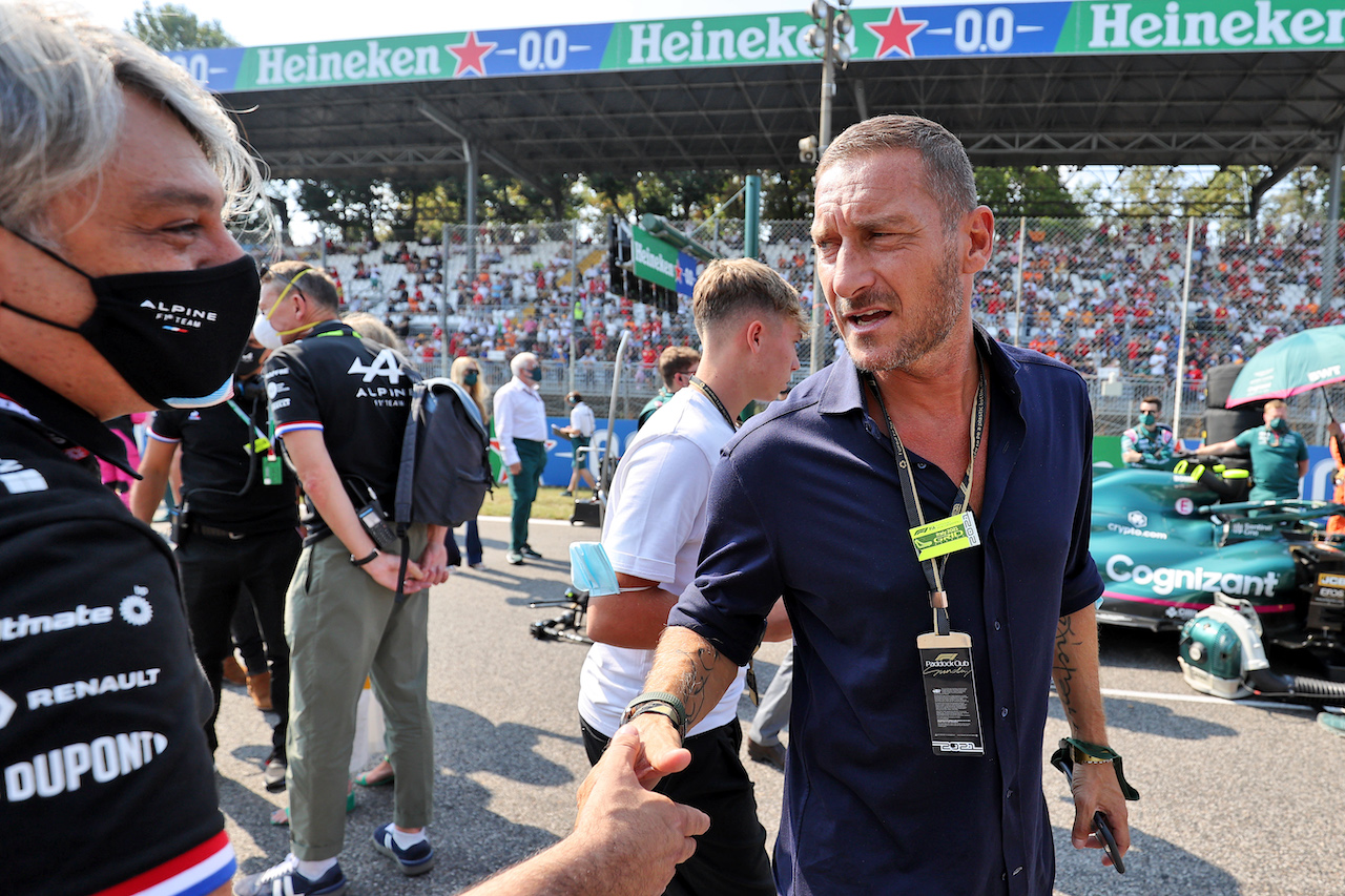 GP ITALIA, Luca de Meo (ITA) Groupe Renault Chief Executive Officer on the grid.
12.09.2021. Formula 1 World Championship, Rd 14, Italian Grand Prix, Monza, Italy, Gara Day.
- www.xpbimages.com, EMail: requests@xpbimages.com © Copyright: Moy / XPB Images